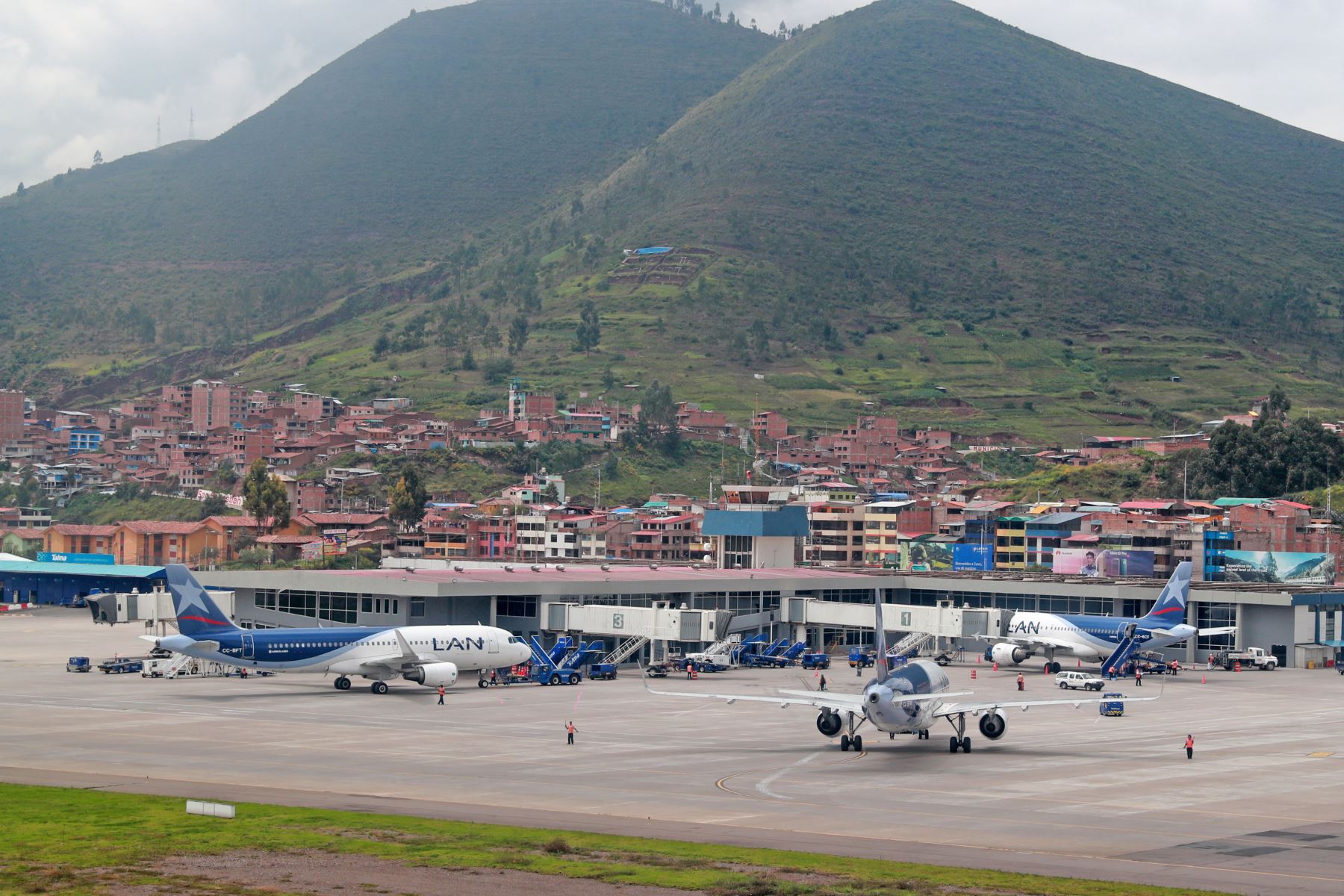 El cierre del aeropuerto del Cusco ha afectado la llegada de cientos de turistas a la ciudadela de Machu Picchu.