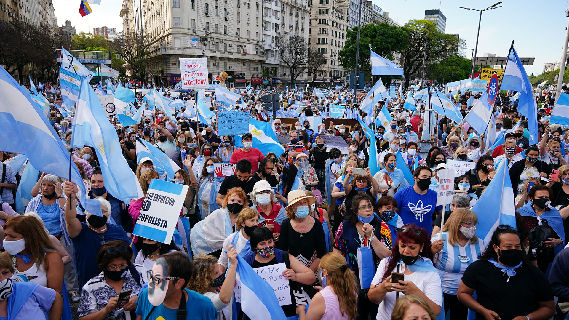 Alrededor del Obelisco estaban los manifestantes de a pie y, sobre la Avenida 9 de julio, aquellos que fueron en auto