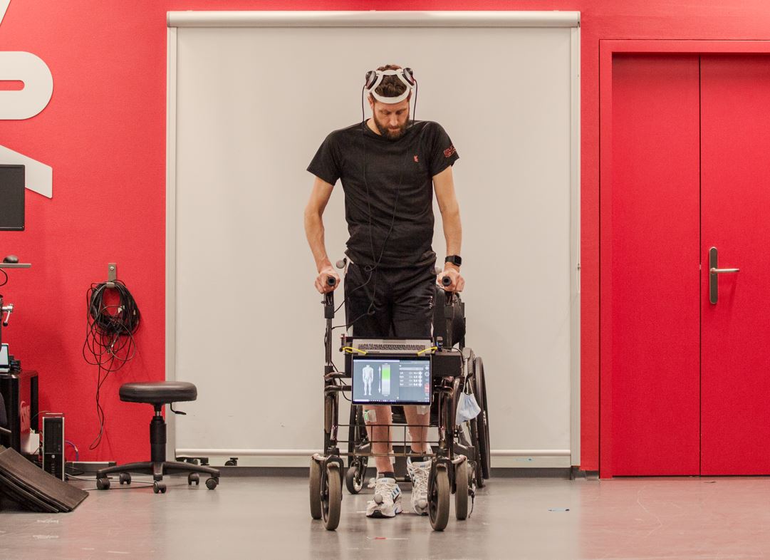 El primer paciente que logra caminar con este dispositivo que conecta el cerebro con la medula espinal. (Le Centre Hospitalier Universitaire Vaudois)