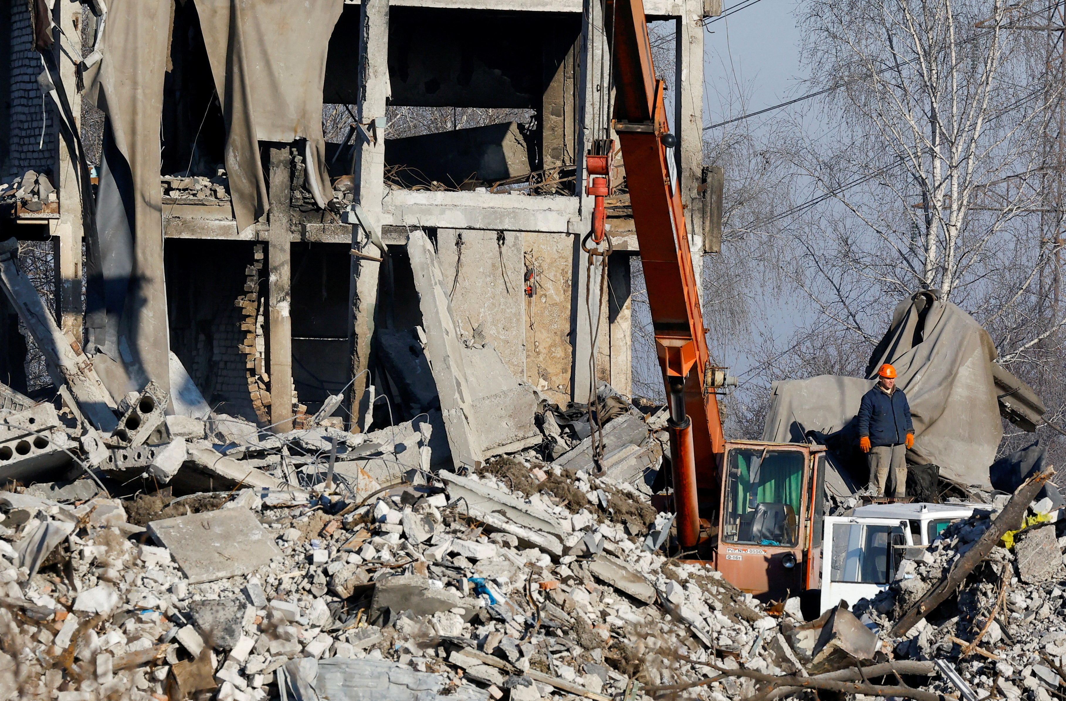 El estado de destrucción en el que quedó el edificio atacado por los ucranianos en el Año Nuevo en Makiivka y donde murieron al menos 89 jóvenes. (REUTERS/Alexander Ermochenko)     
