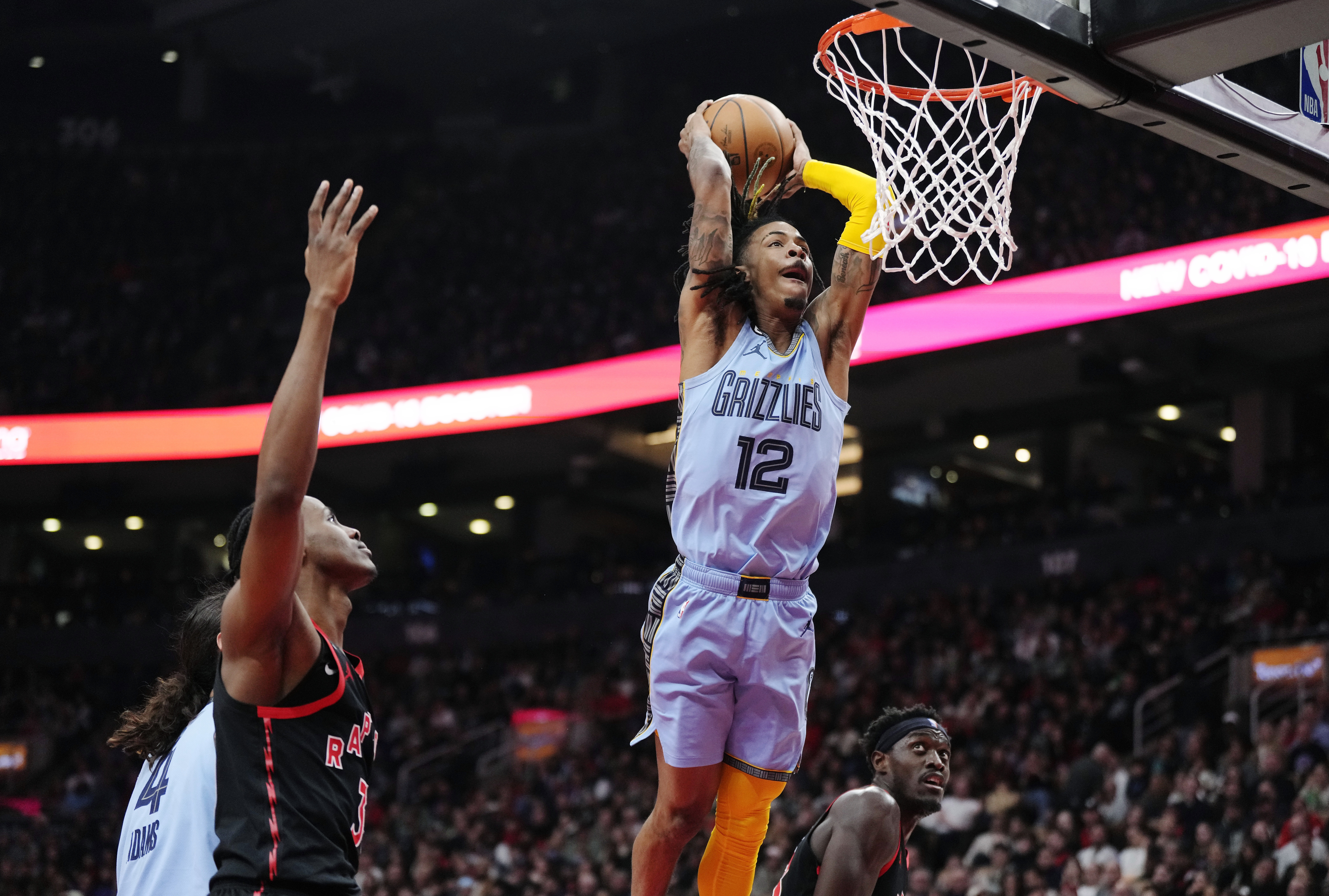 El base de los Grizzlies de Memphis Ja Morant clava el balón en el encuentro ante los Raptors de Toronto el jueves 29 de diciembre del 2022. (Frank Gunn/The Canadian Press via AP)