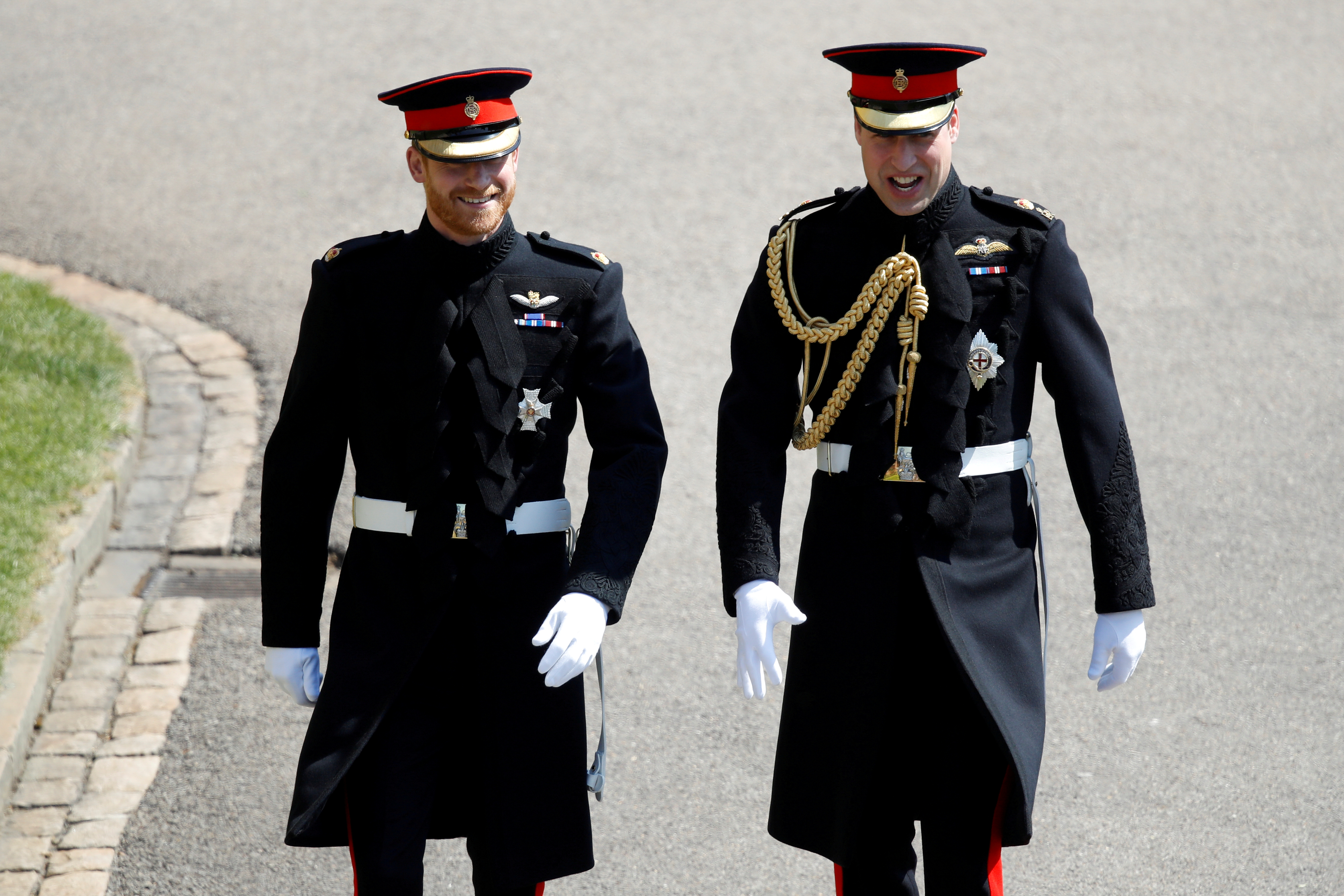 En la boda real de Harry,  el príncipe William con su cordón militar por su rango en las fuerzas armdas