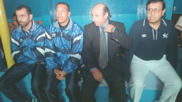 Sergio Markarián (medio derecha) y Roberto Mosquera (medio izquierda) en el comando técnico de Sporting Cristal de 1997. | Foto: Difusión