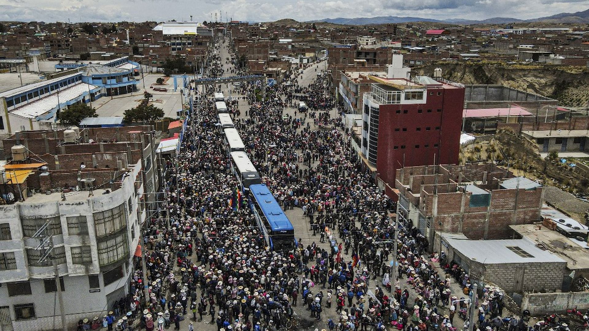 Manifestantes se agrupan para dirigirse a Lima a la convocatoria de este jueves 19 de enero. ERNESTO BENAVIDES / AFP