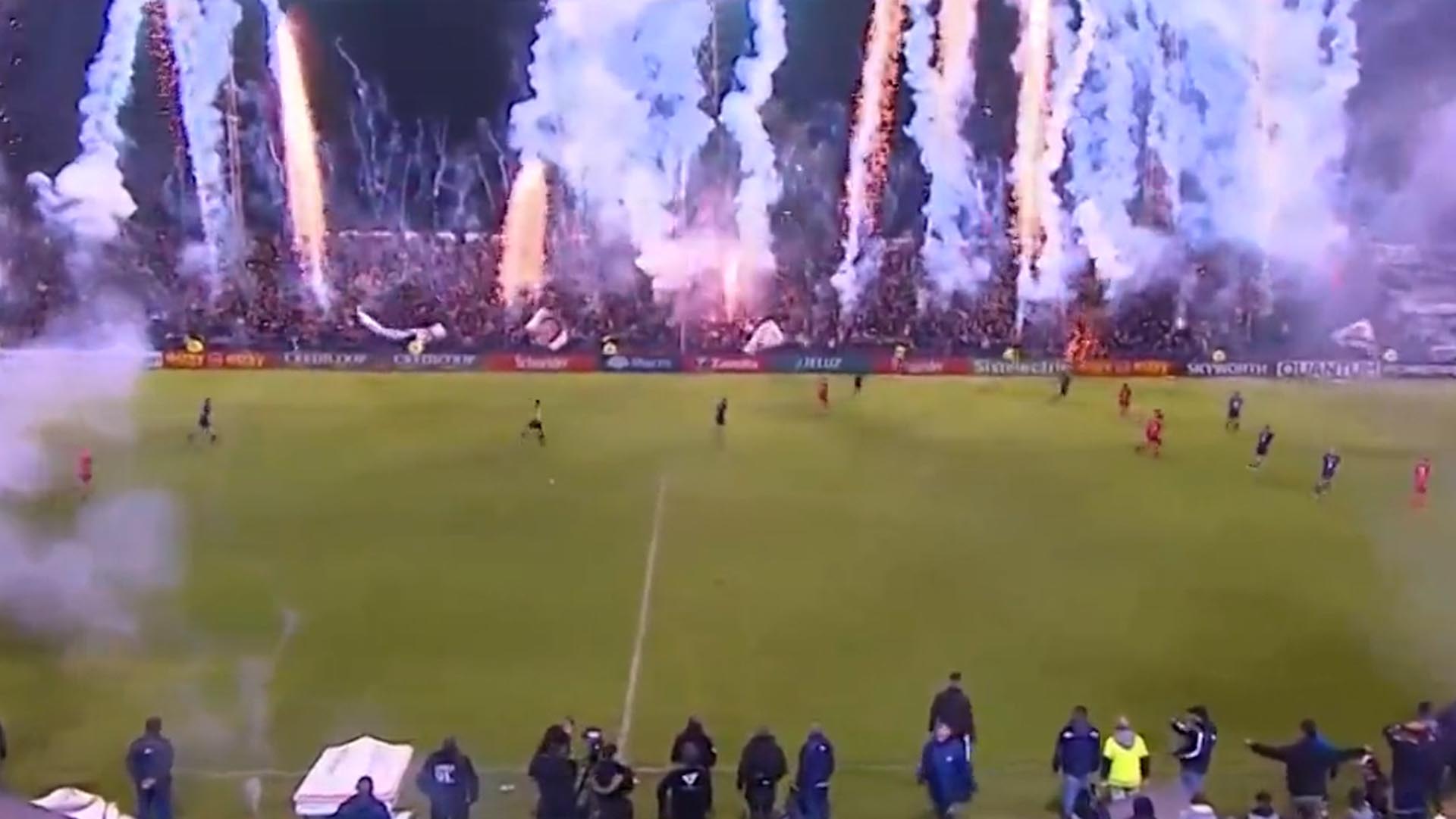 La impactante imagen del ascenso argentino que recorrió el mundo: explosión de fuegos artificiales antes del final del partido