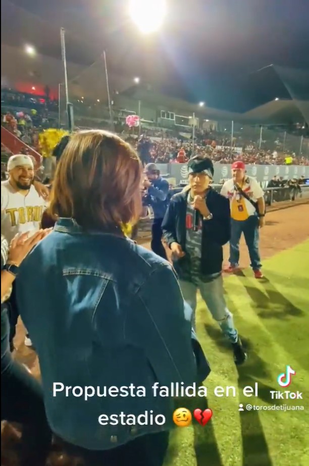 Pese a que se esperaba que la novia respondiera favorablemente, todo terminó en un incómodo momento (Foto: Captura de pantalla Tik Tok / Toros de Tijuana)