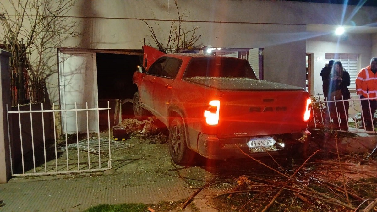 "Se levant&oacute; con los escombros en la cama": manejaba borracho una camioneta, perdi&oacute; el control y termin&oacute; dentro de una casa