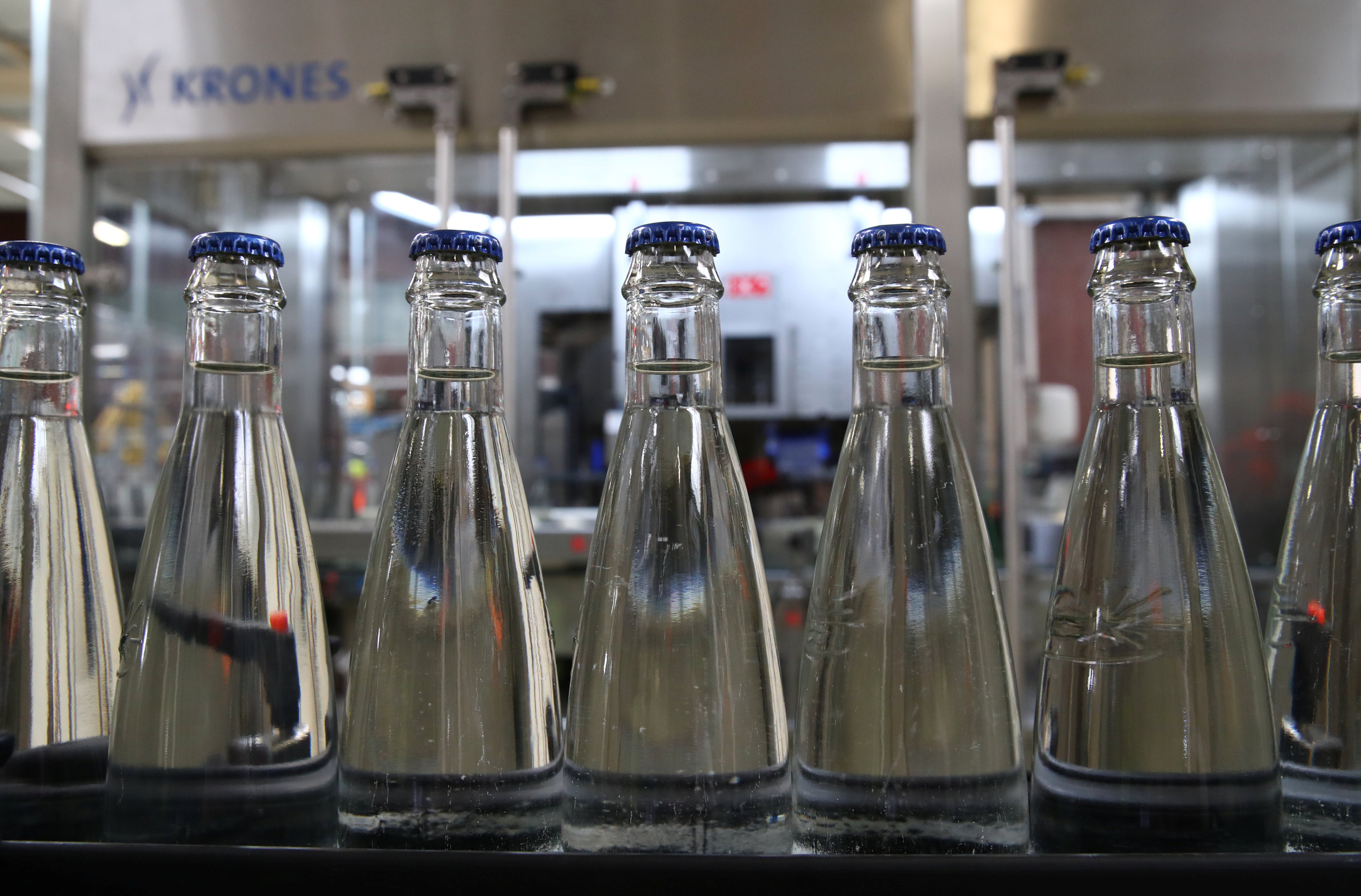 Utilizar botellas de vidrio en vez de plástico(Reuters)