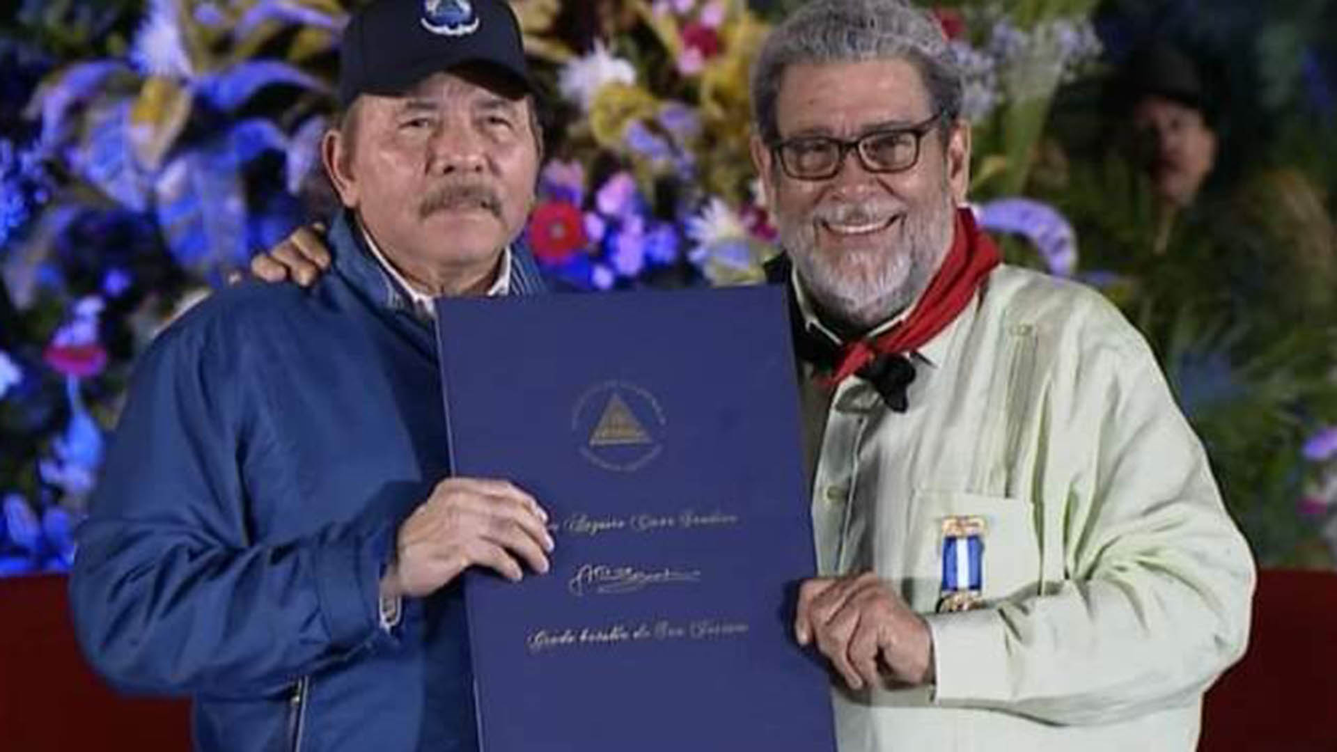 Gonsalves posa junto al dictador nicaragüense Daniel Ortega en un acto realizado el 19 de julio de 2022, en Managua