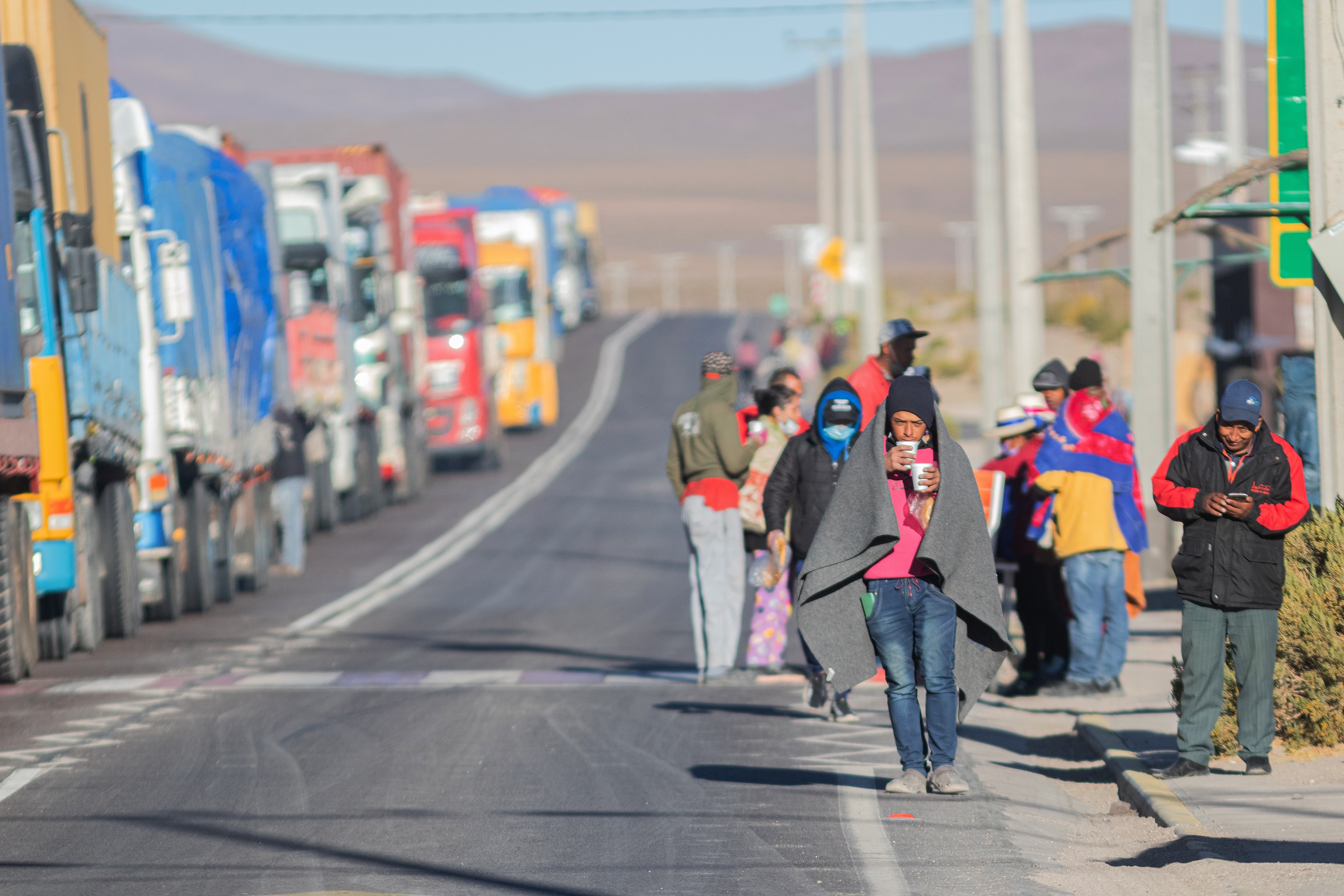 Migrantes venezolanos recorriendo el pueblo de Colchane, en la frontera entre Chile y Bolivia, ubicada a unos 1900 kilómetros al norte de Santiago (Chile). EFE/Lucas Aguayo
