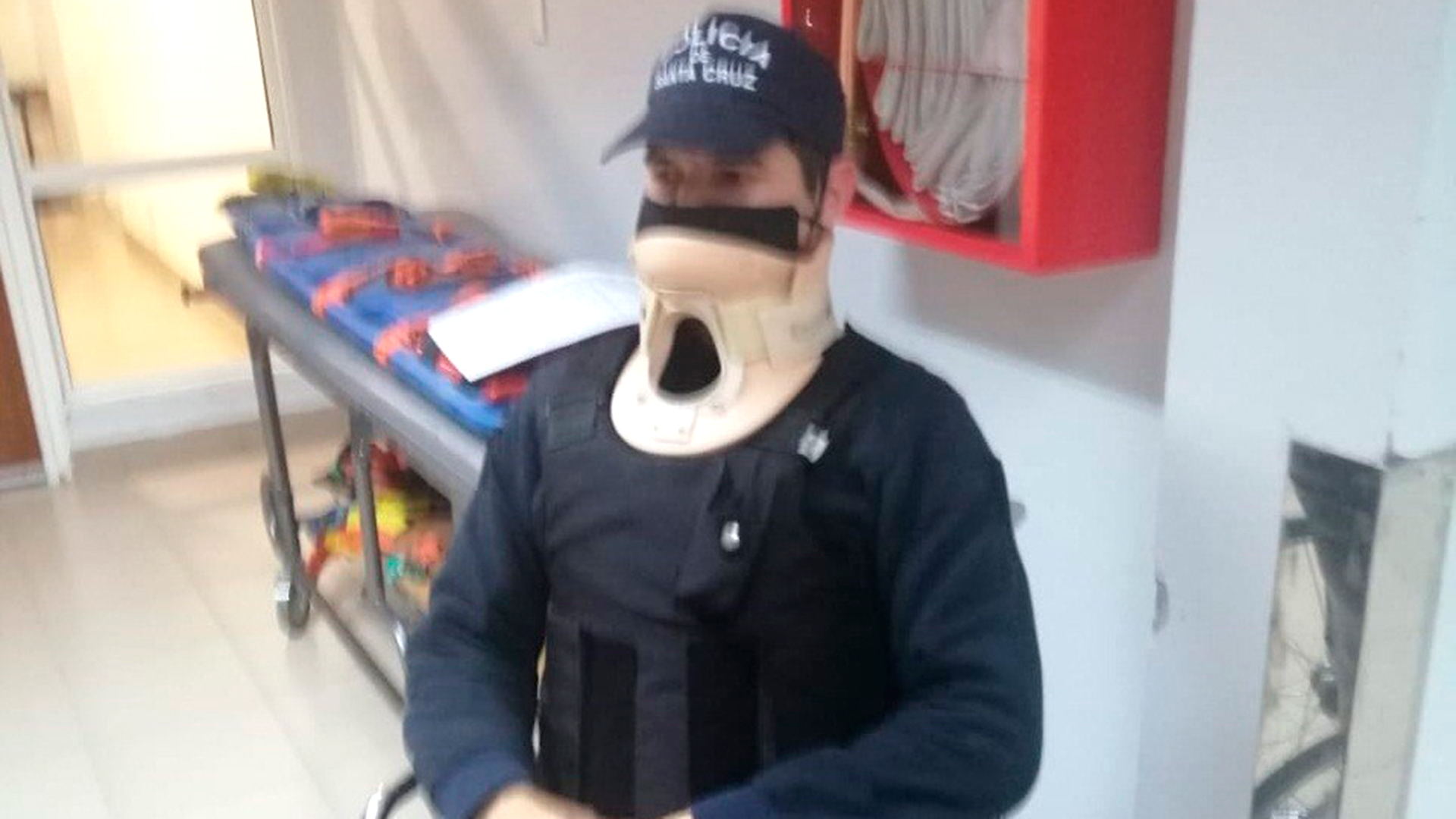 El cabo Juan Carlos Rodríguez, con el cuello ortopédico (puesto por precaución) después de haber sufrido el ataque por parte de la familia Casarini