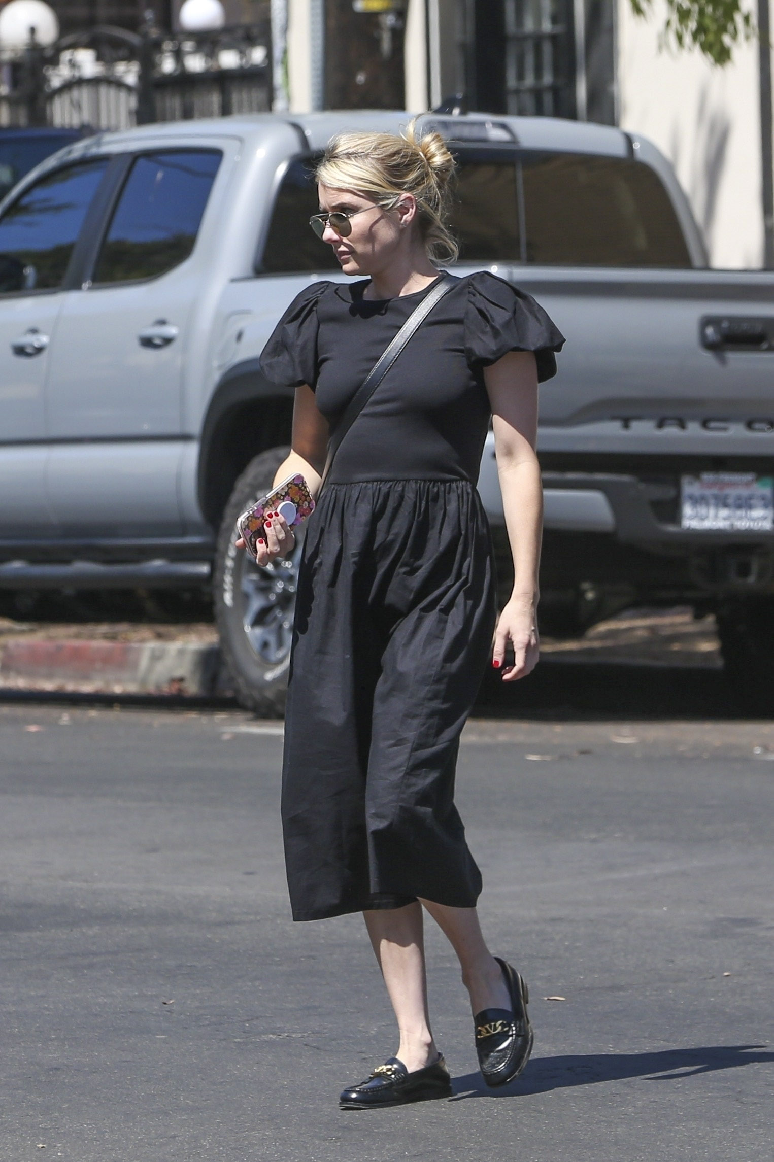 Emma Roberts usó un vestido elegante negro y mocasines de cuero a tono mientras salió de compras por Los Ángeles (The Grosby Group)