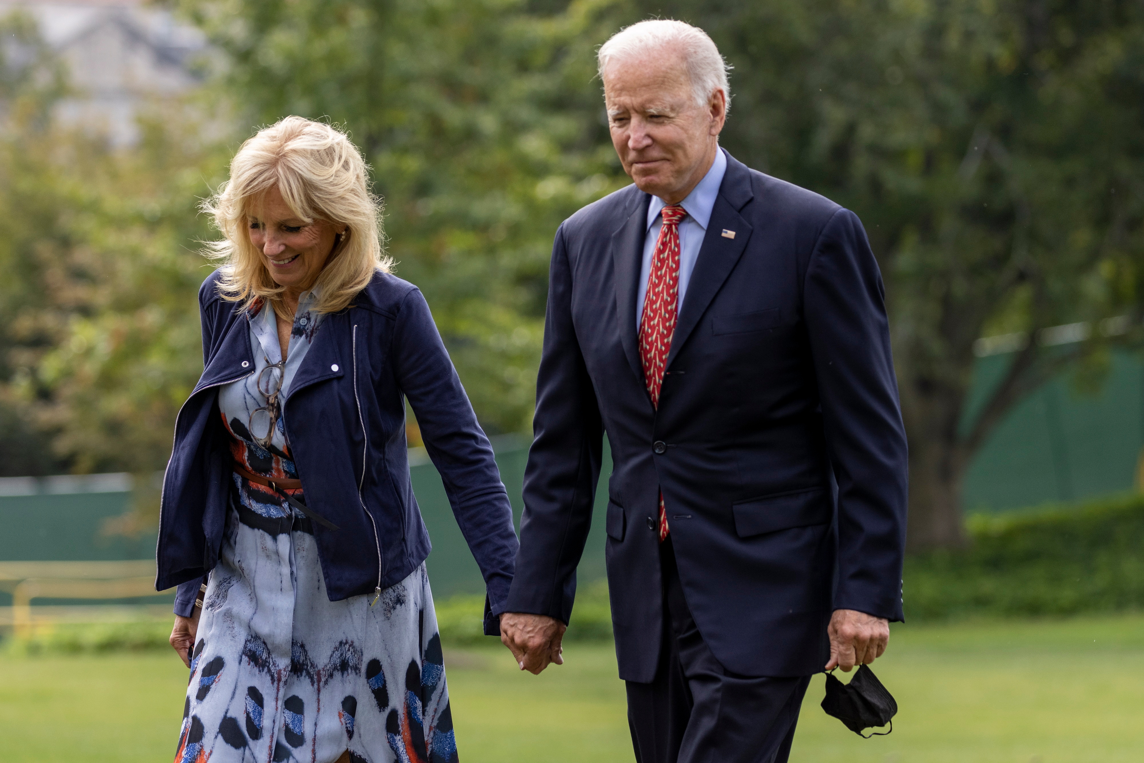 El presidente de Estados Unidos, Joe Biden (d), y la primera dama, Jill Biden