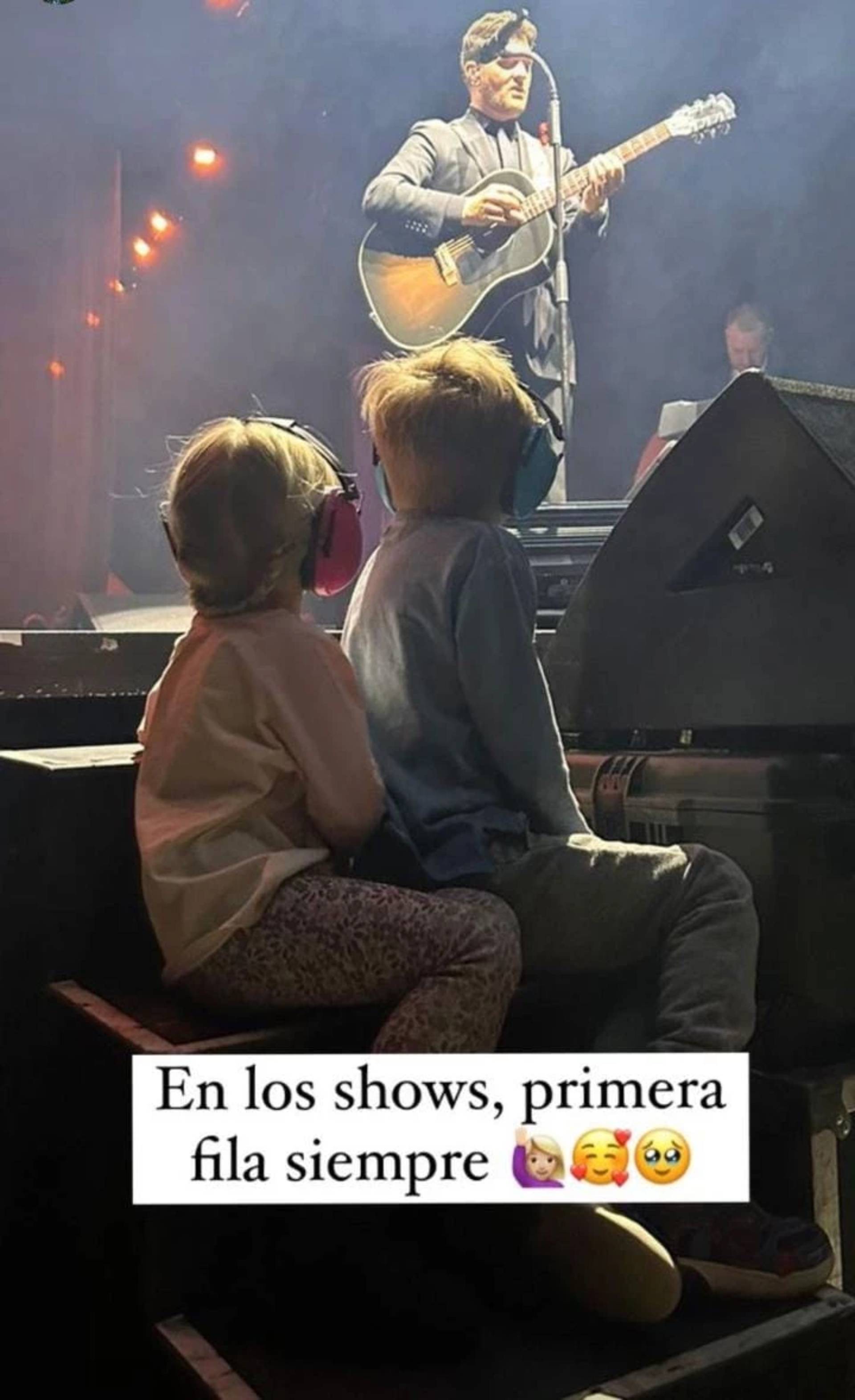 Dos de los hijos de Michael Bublé y Luisana Lopilato, atentos a lo que pasa en el escenario