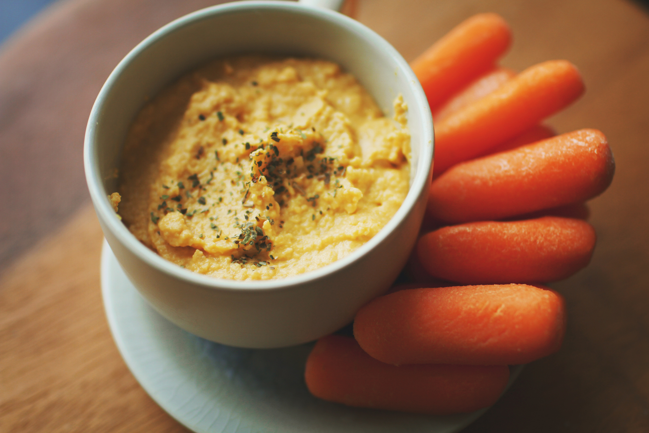 El humus o dip de garbanzos es excelente opción para agregar legumbres (Getty)