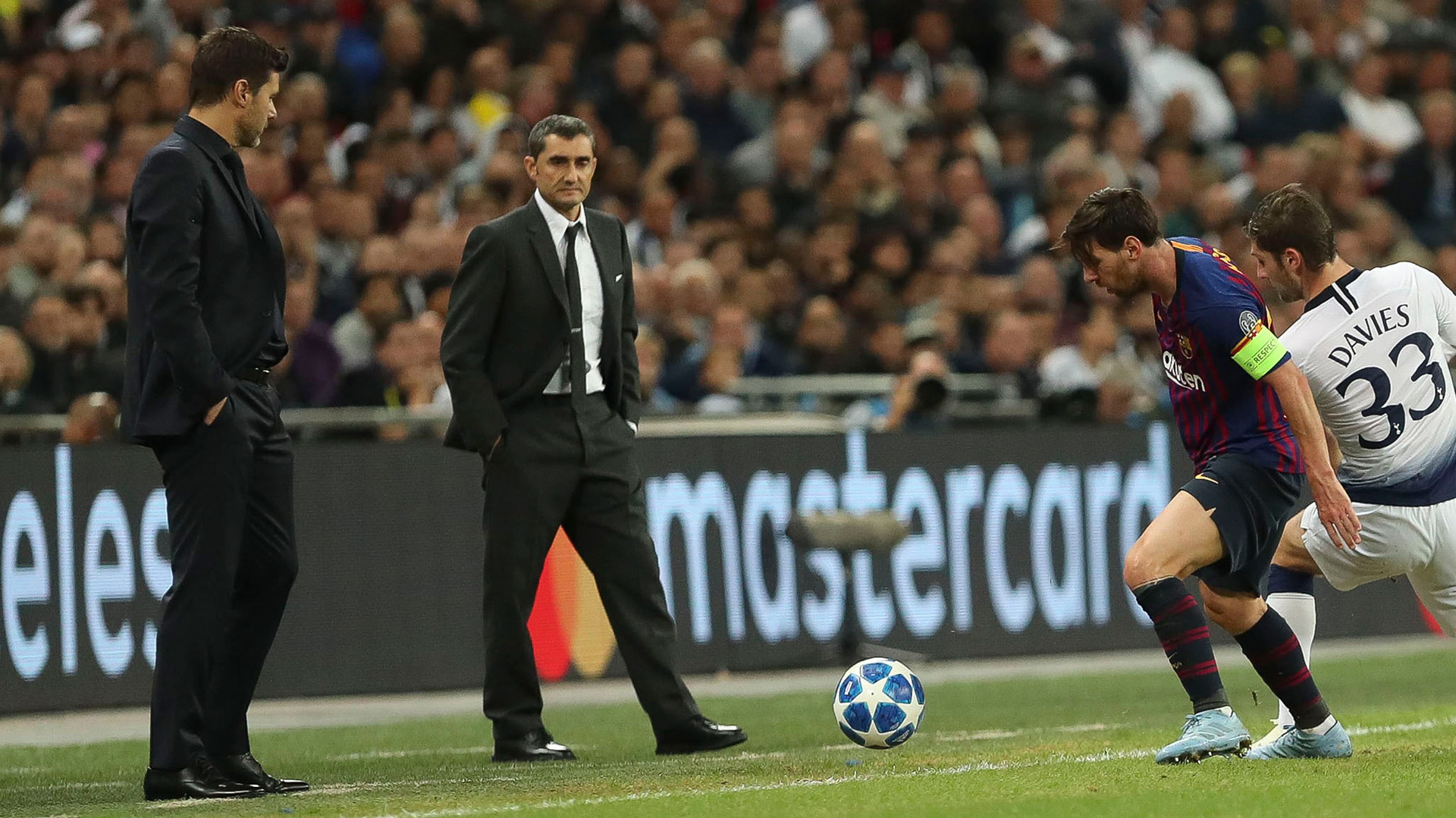 Pochettino sigue atento a Lionel Messi en un encuentro entre el Tottenham, su ex equipo, y el Barcelona por la Champions League (Shutterstock)