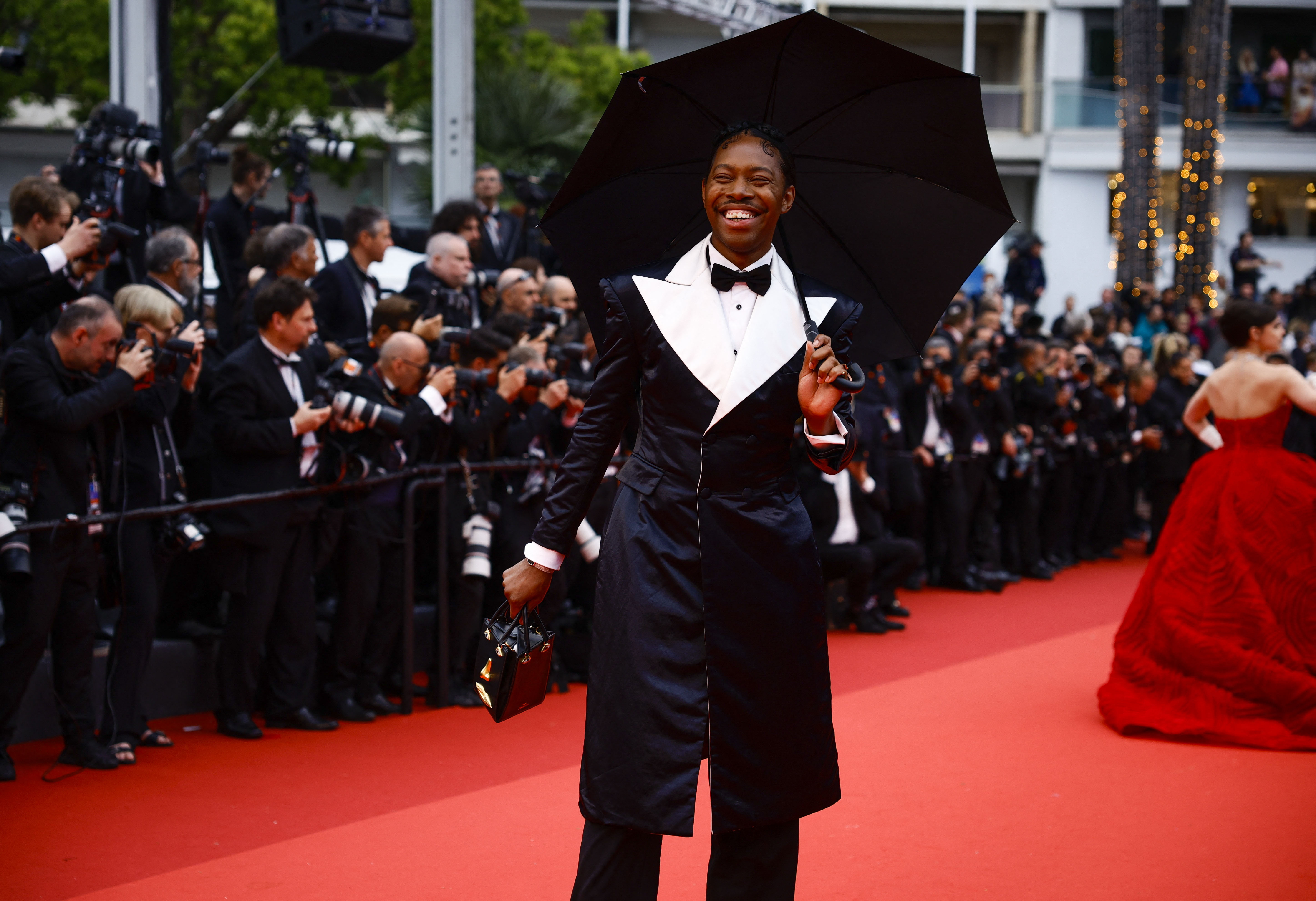 Jeremy O. Harris posó con paraguas en la alfombra de Cannes REUTERS/Sarah Meyssonnier