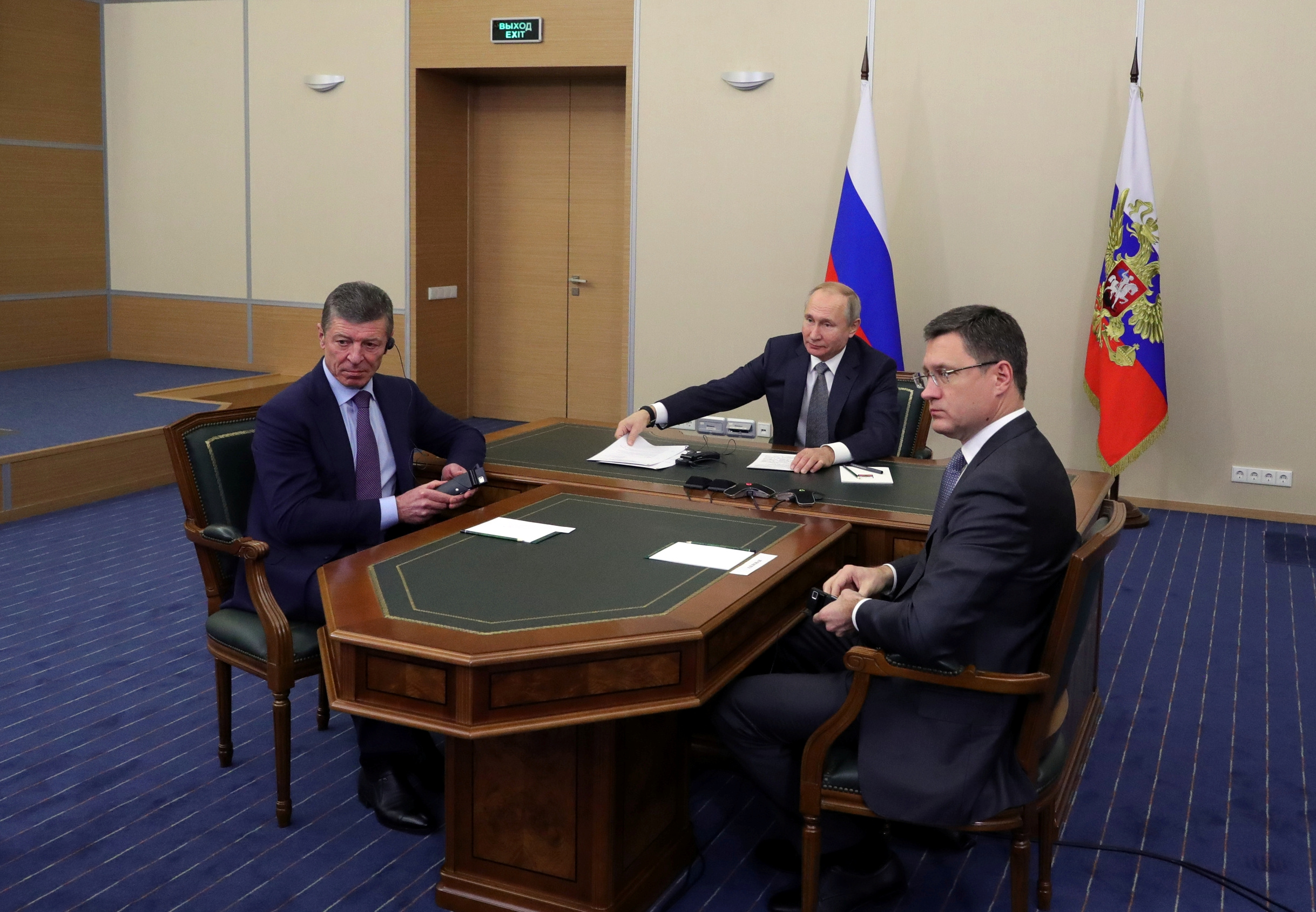Kozak, a la derecha de Putin