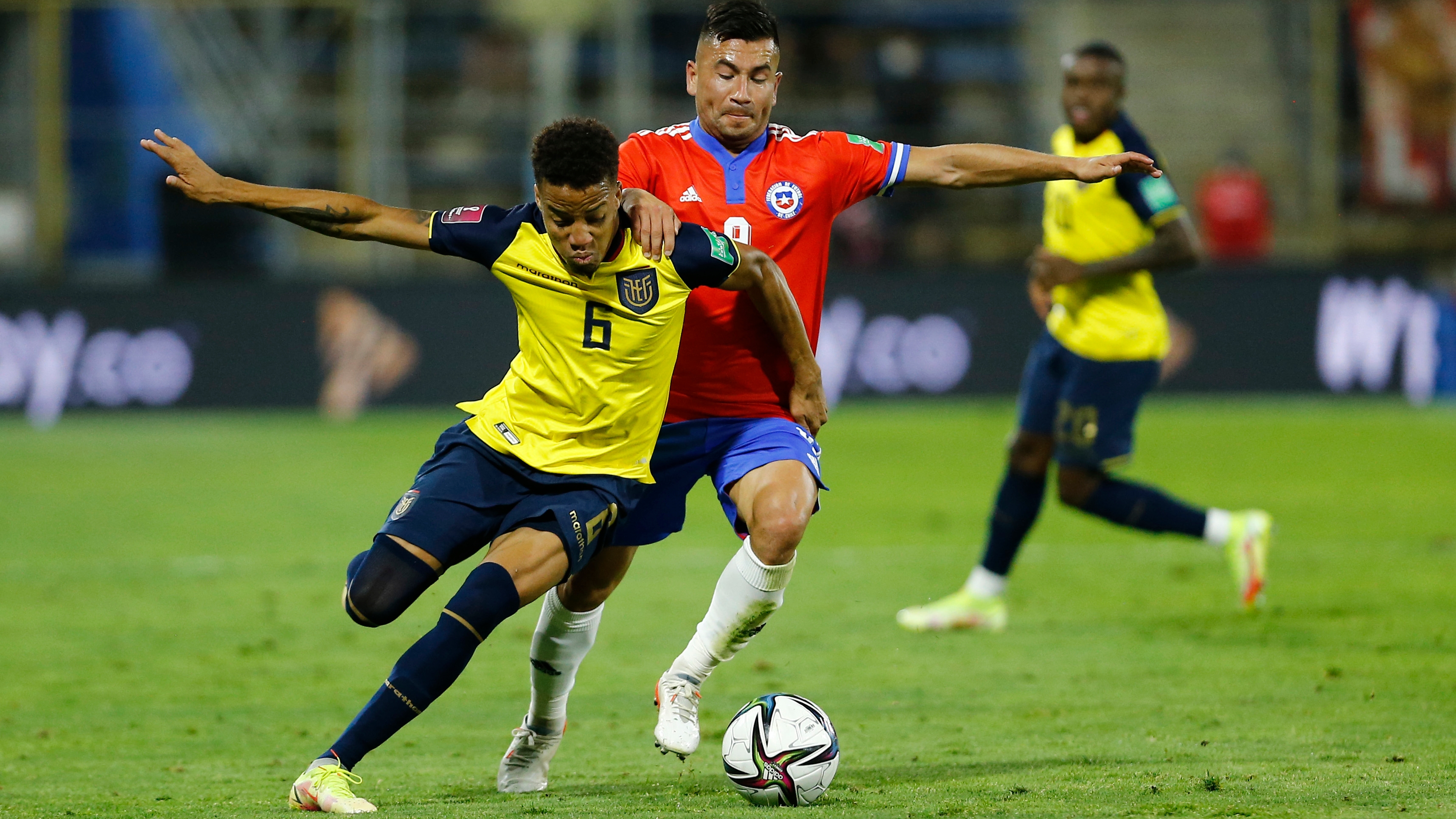 Byron Castillo representó a Ecuador en varios partidos de las Eliminatorias y hay una polémica sobre su nacionalidad (Foto: REUTERS)