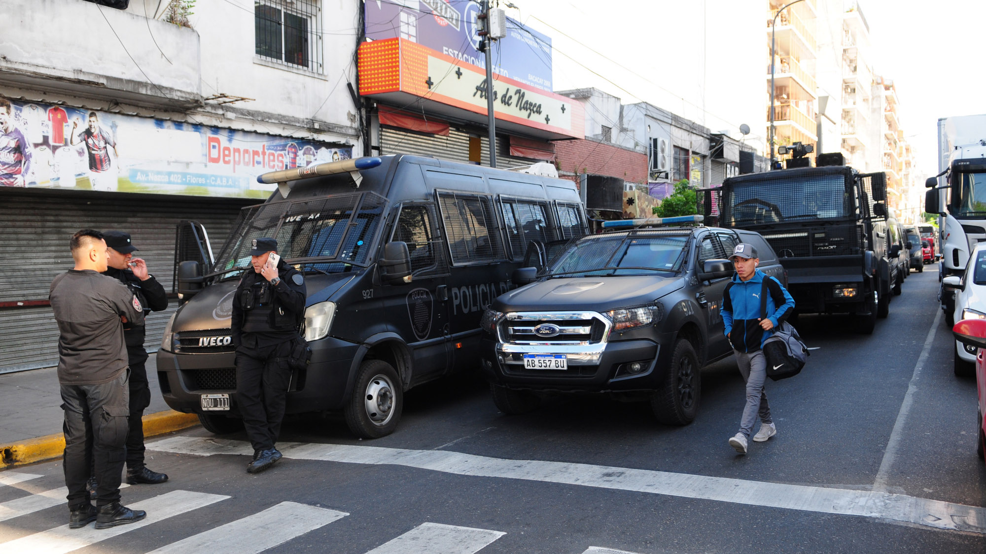 Para el procedimiento se precisó de camiones hidrantes, carros de asalto, camiones de bomberos y diversos patrulleros (Maximiliano Luna)