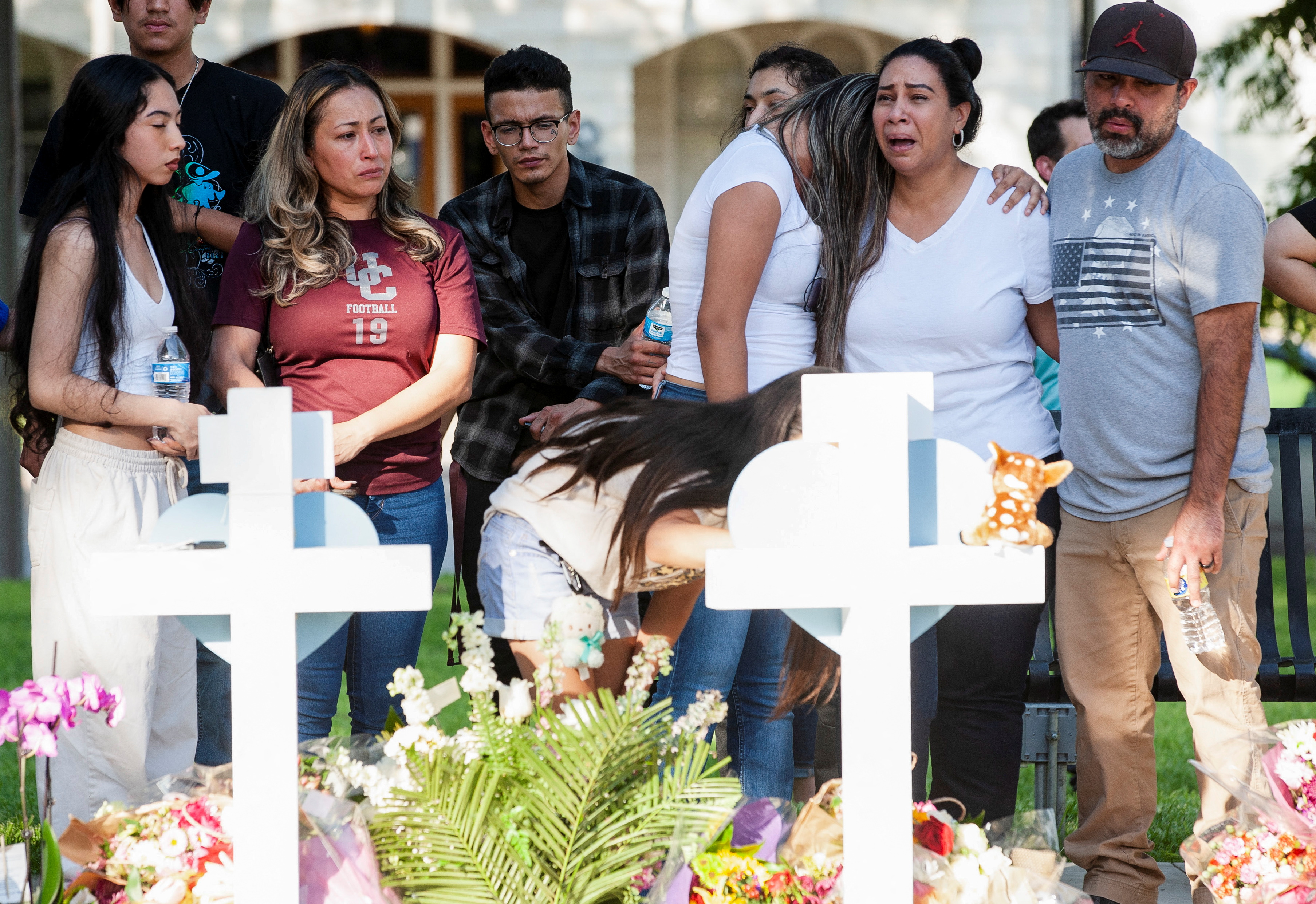 Marisela Gámez llora mientras es sostenida por su marido, Mario, y su hija, Emily, mientras se reúnen en la cruz conmemorativa de la sobrina de Gámez, Nevaeh Bravo, que fue asesinada en un tiroteo masivo en la Escuela Primaria Robb en Uvalde, Texas, EE.UU. 26 de mayo de 2022.
