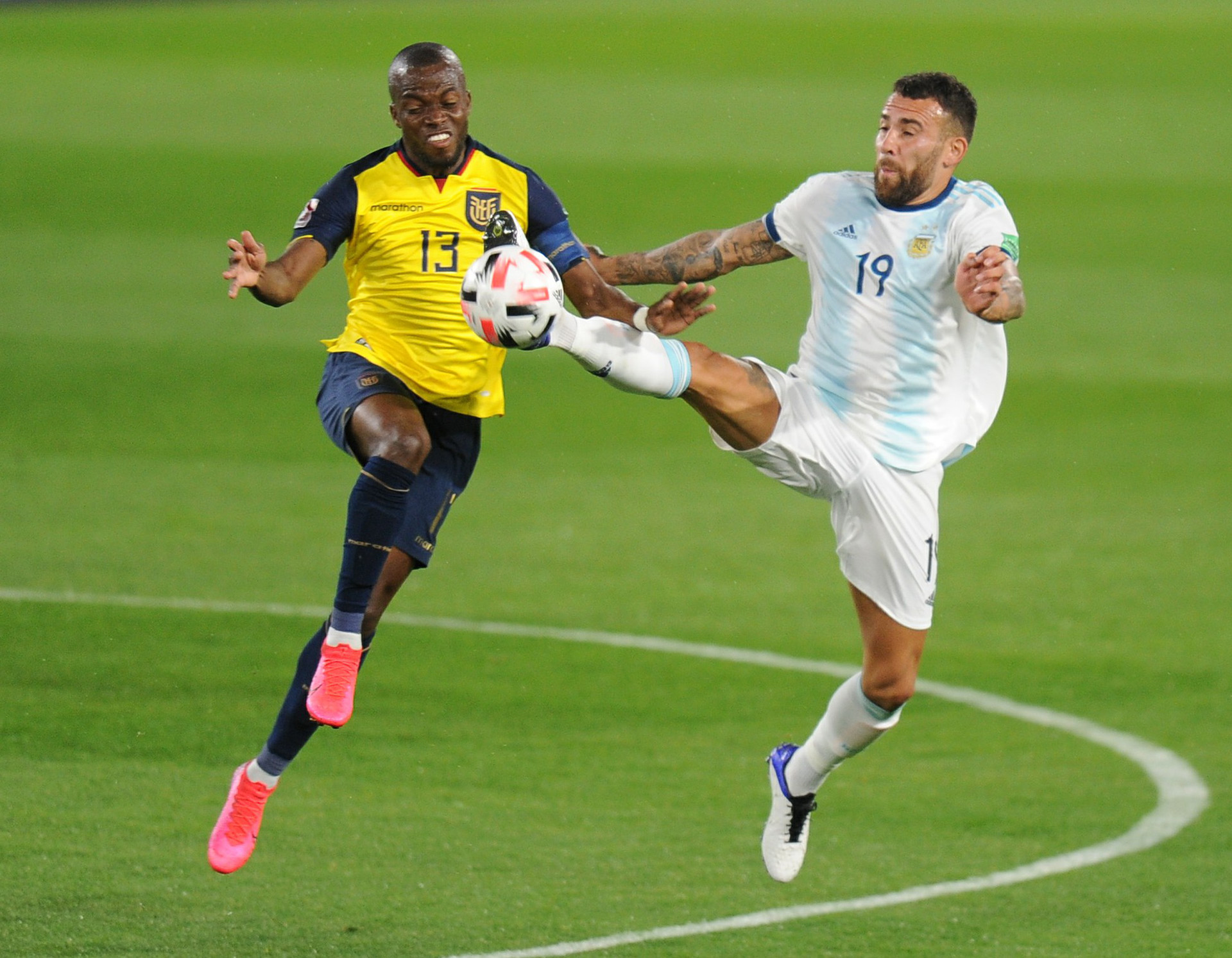 Otro cruce de Otamendi, de buen rendimiento en la Bombonera (Juanjo Tesone - Pool)