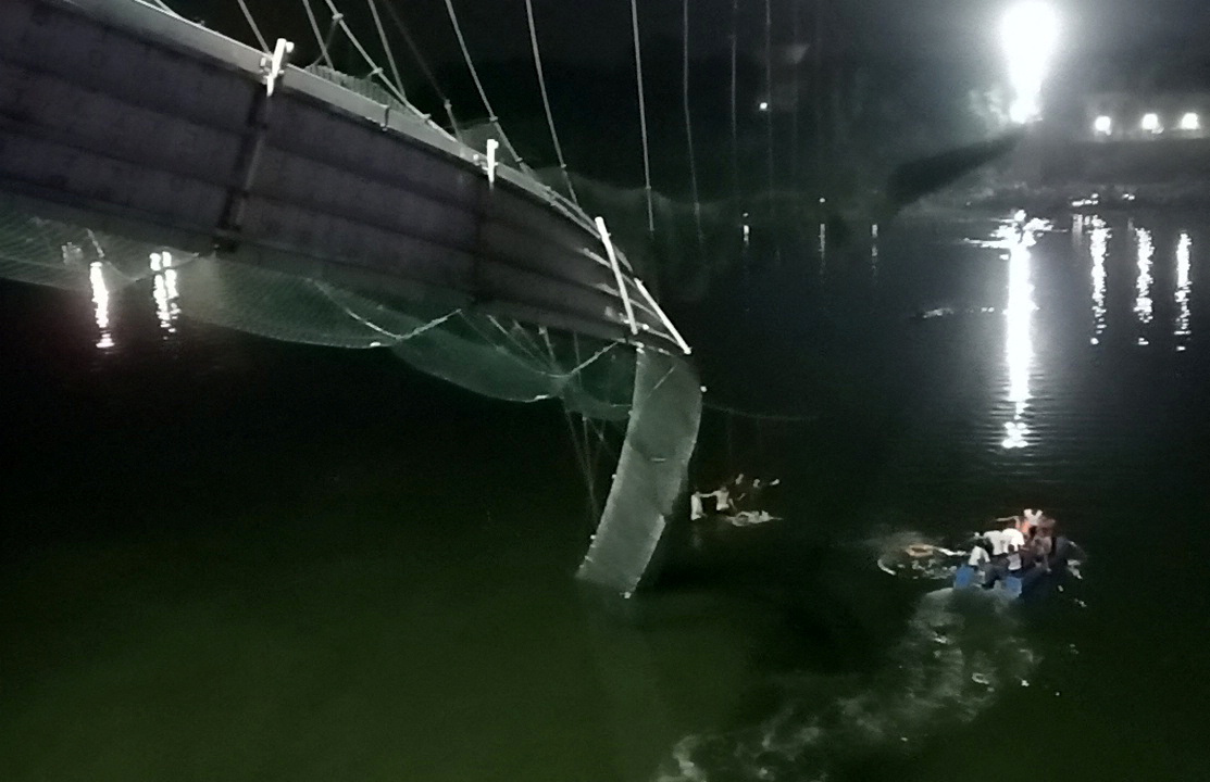 Videos mostraron a personas colgando de los restos de la estructura en la oscuridad y tratando de nadar hacia la orilla para ponerse a salvo. (REUTERS/Stringer)
