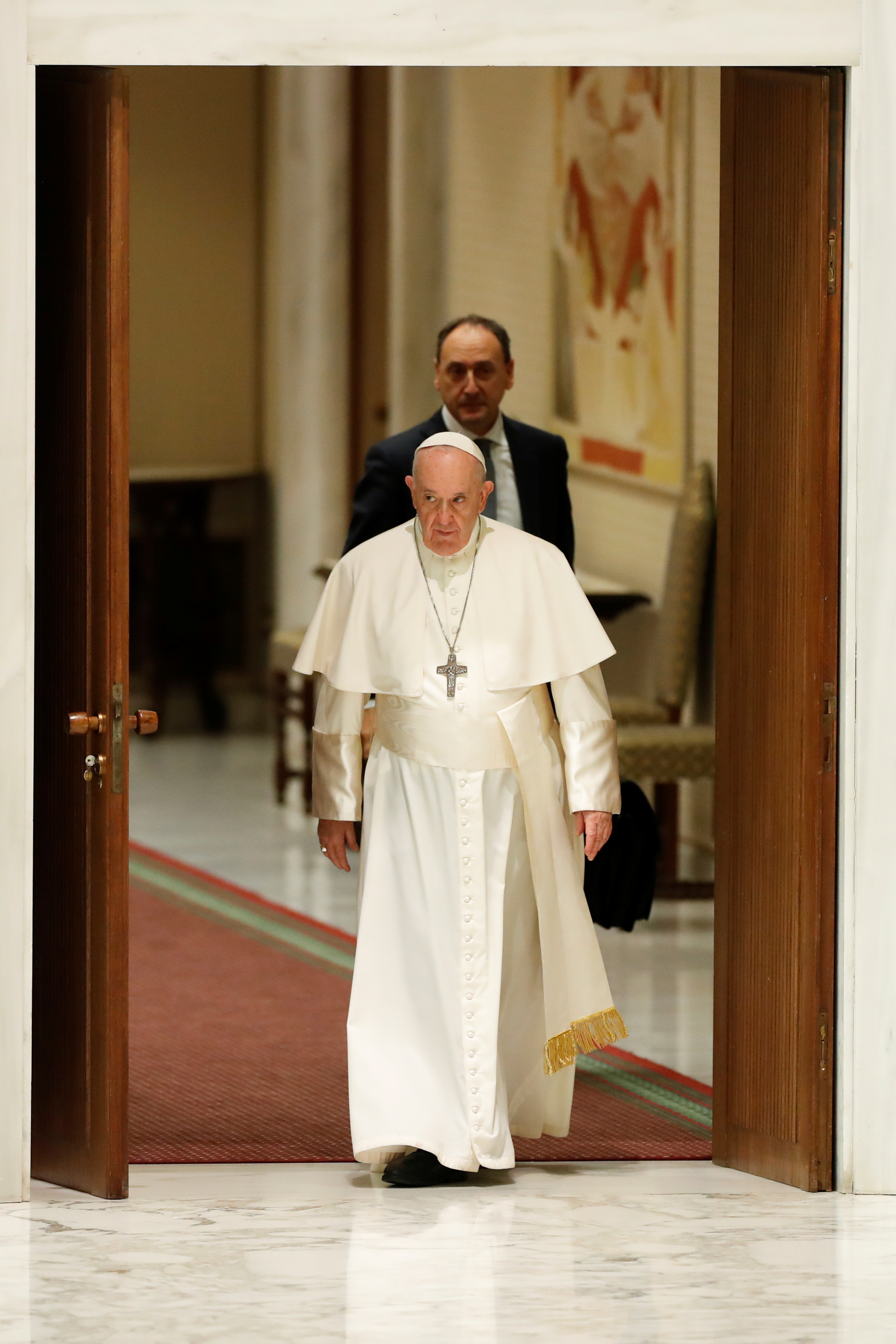 El papa al llegar a la audiencia general (REUTERS/Remo Casilli)