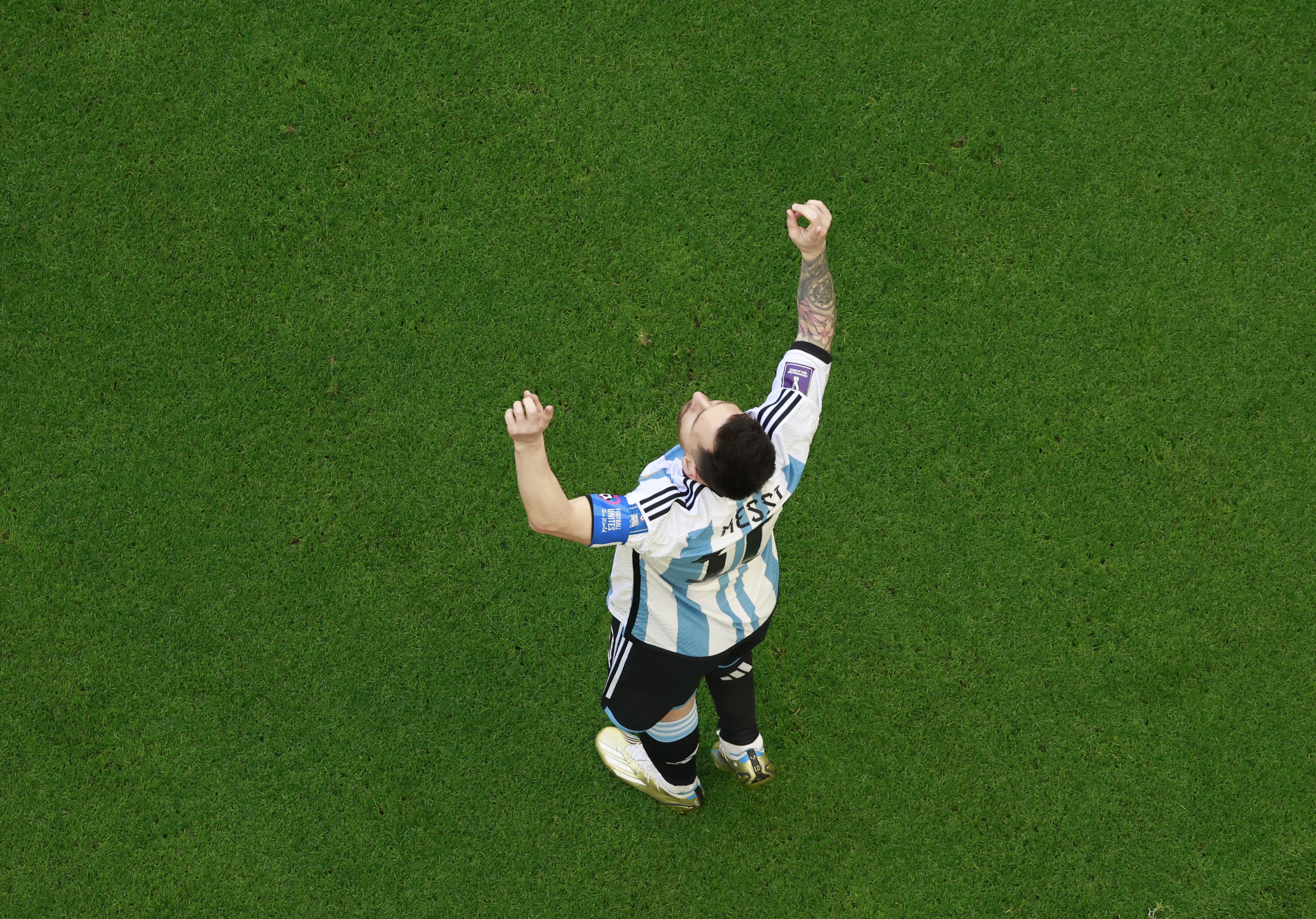 Después del gol, Messi mira al cielo y agradece (REUTERS/Peter Cziborra)