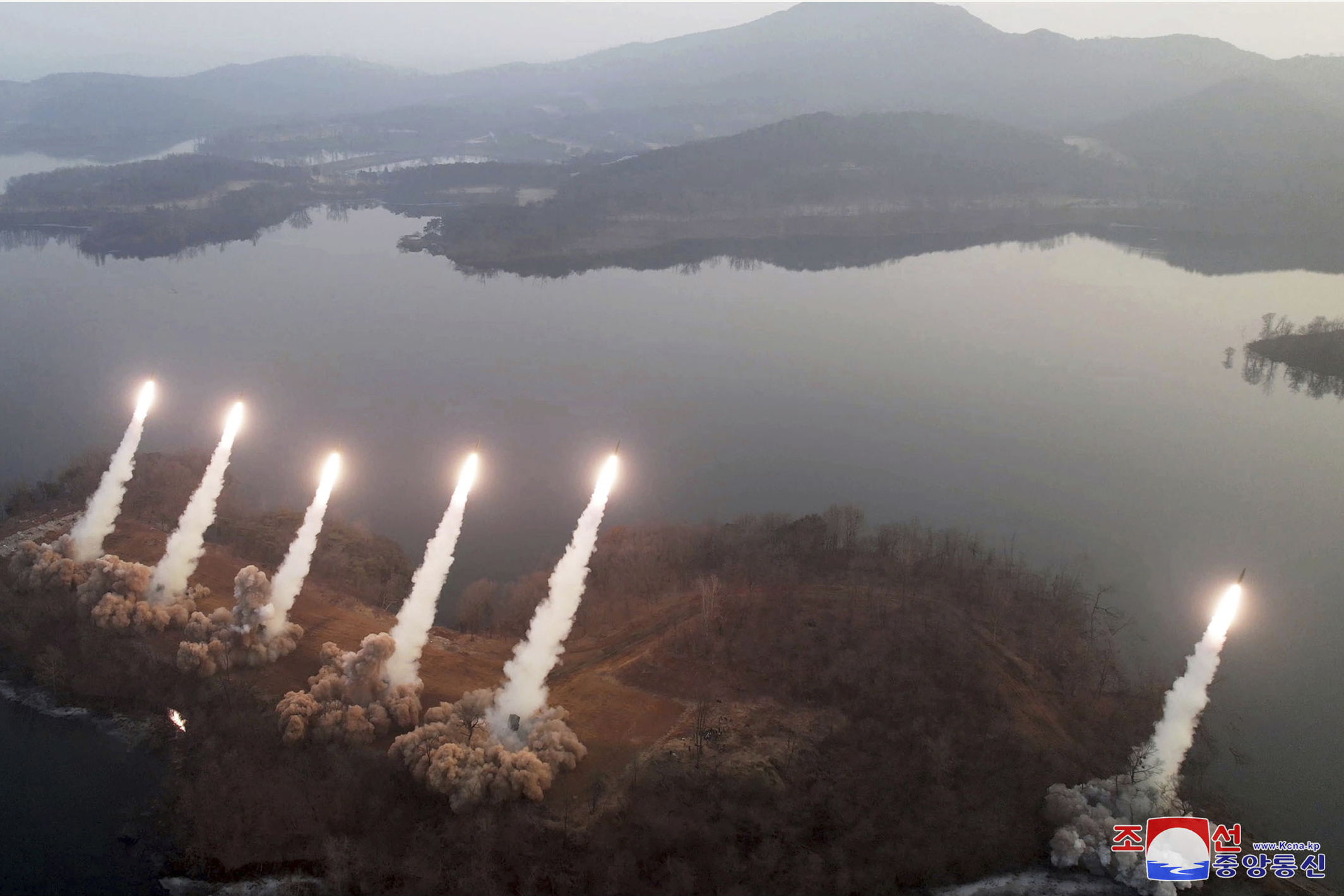 En esta fotografía proporcionada por el gobierno norcoreano se muestra lo que, señaló, fue un ejercicio de artillería en un sitio no especificado, el jueves 9 de marzo de 2023, en Corea del Norte. (Agencia Central de Noticias de Corea vía AP)