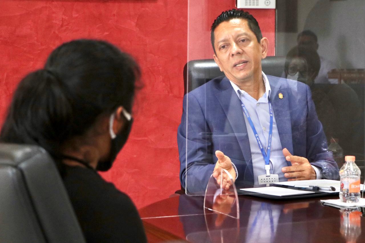 Reunión del fiscal Jorge Llaven con Juana Pérez, madre de Dylan (Foto: Fiscalía de Chiapas)