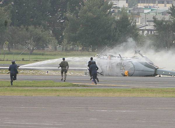 Un helicóptero Dhruv 604 de la FAE cae a tierra durante una ceremonia militar en el aeropuerto de Quito.