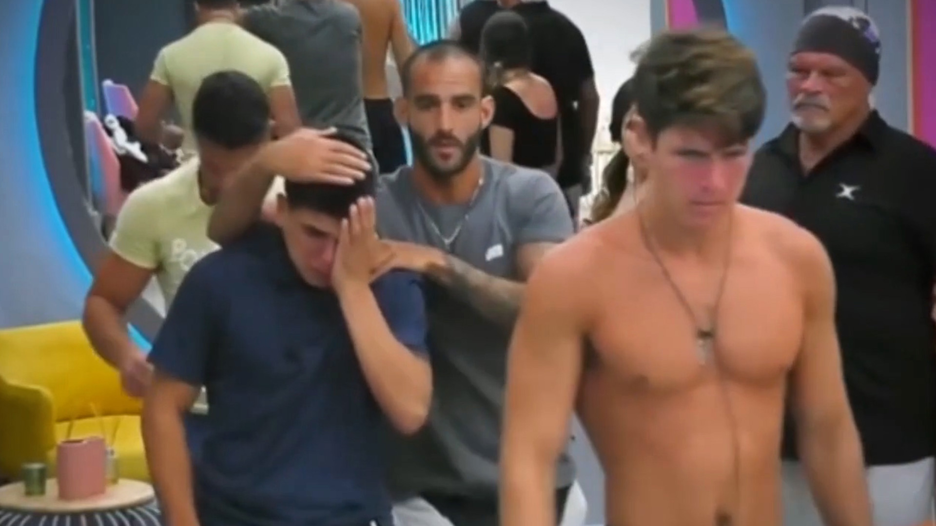 Sus compañeros intentan consolarlo