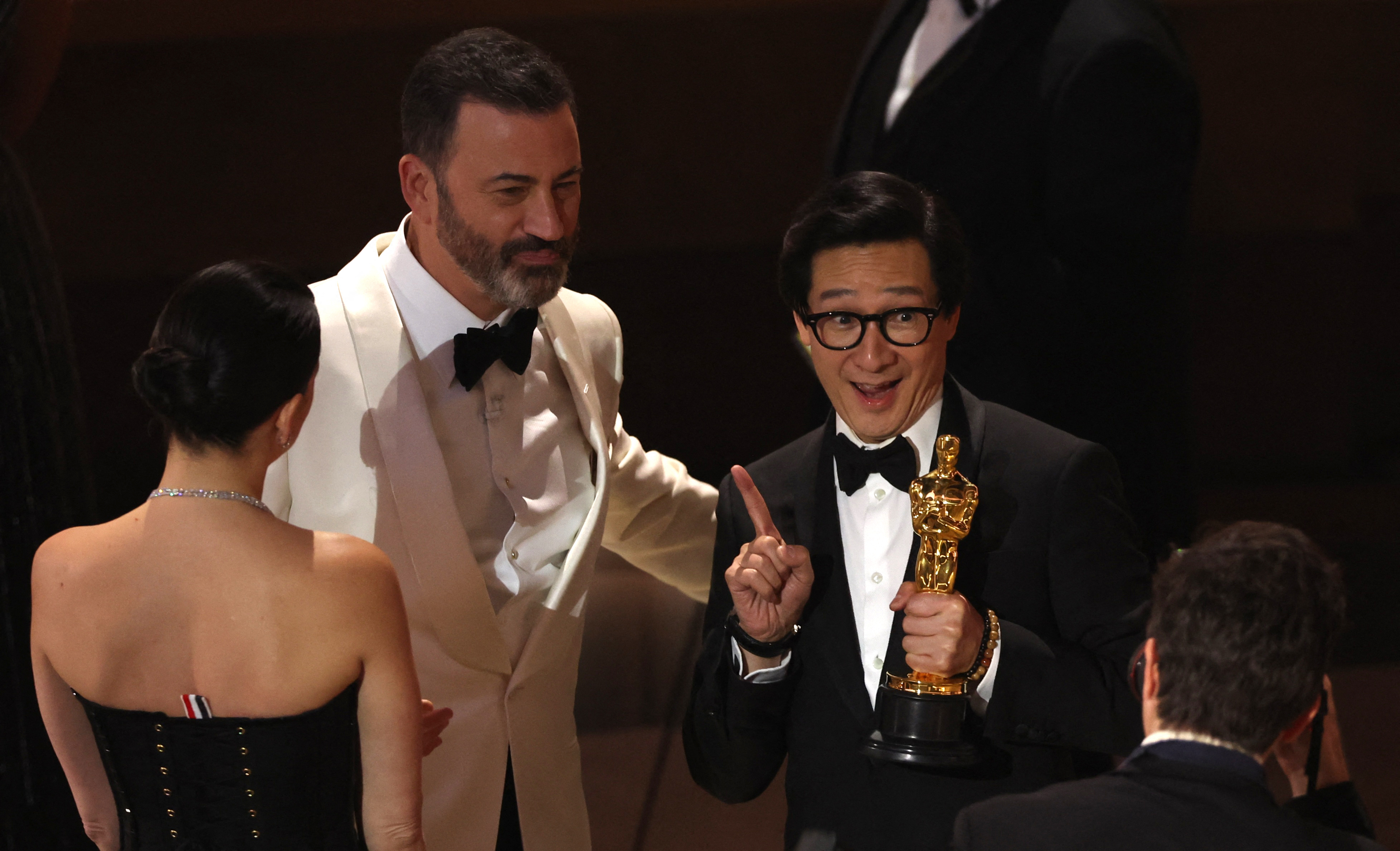 Su primer gran momento fue cuando el actor Jonathan Ke Quan ganó en su categoría de Mejor actor de Reparto, subió al escenario del teatro Dolby y no pudo aguantar las lágrimas. “Mamá, tengo un Oscar”, dijo emocionado REUTERS/Carlos Barria