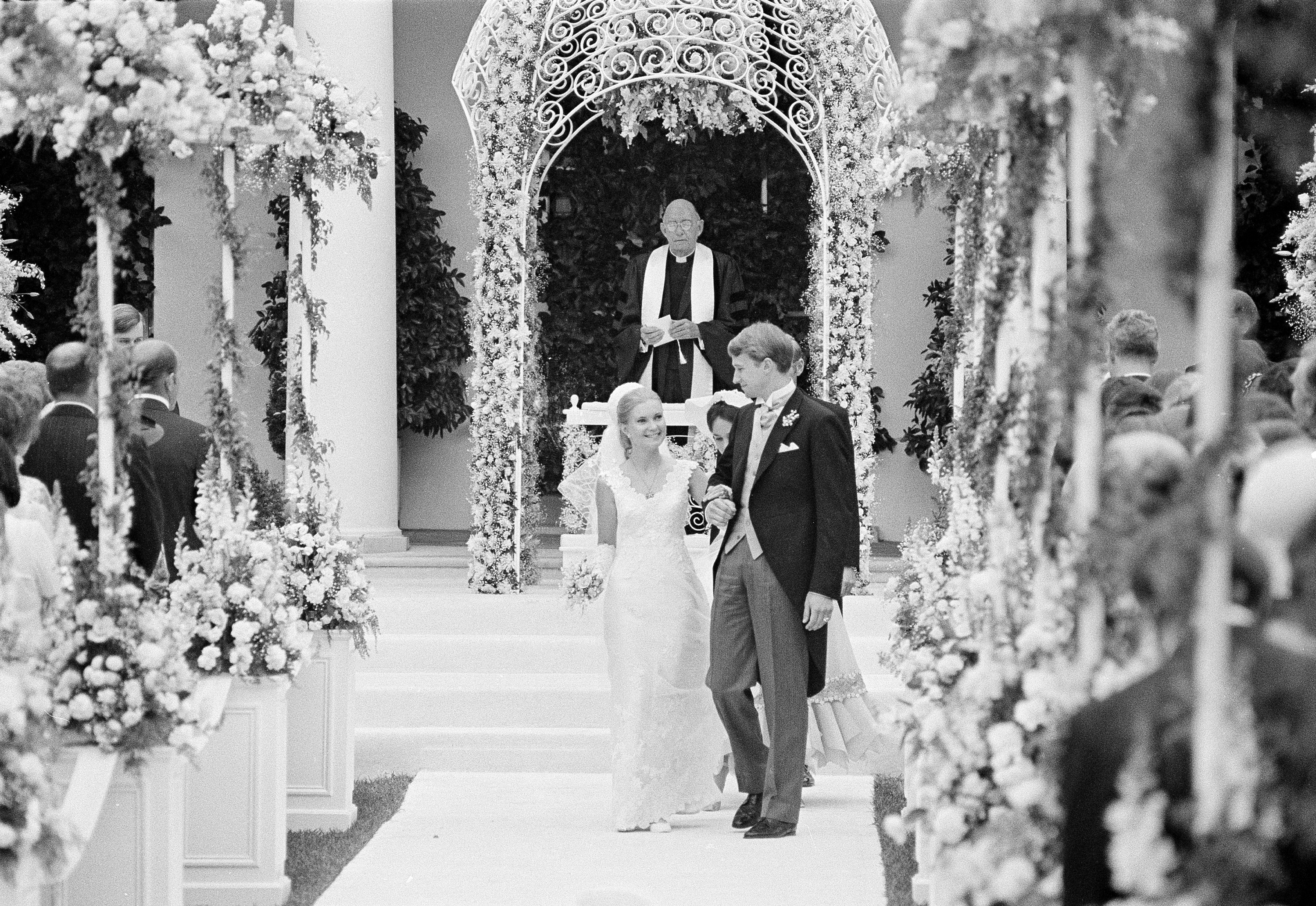 Tricia Nixon y su esposo Edward Finch Cox, caminan desde el altar en el Jardín de las Rosas de la Casa Blanca después de su matrimonio, el 12 de junio de 1971 (AP)