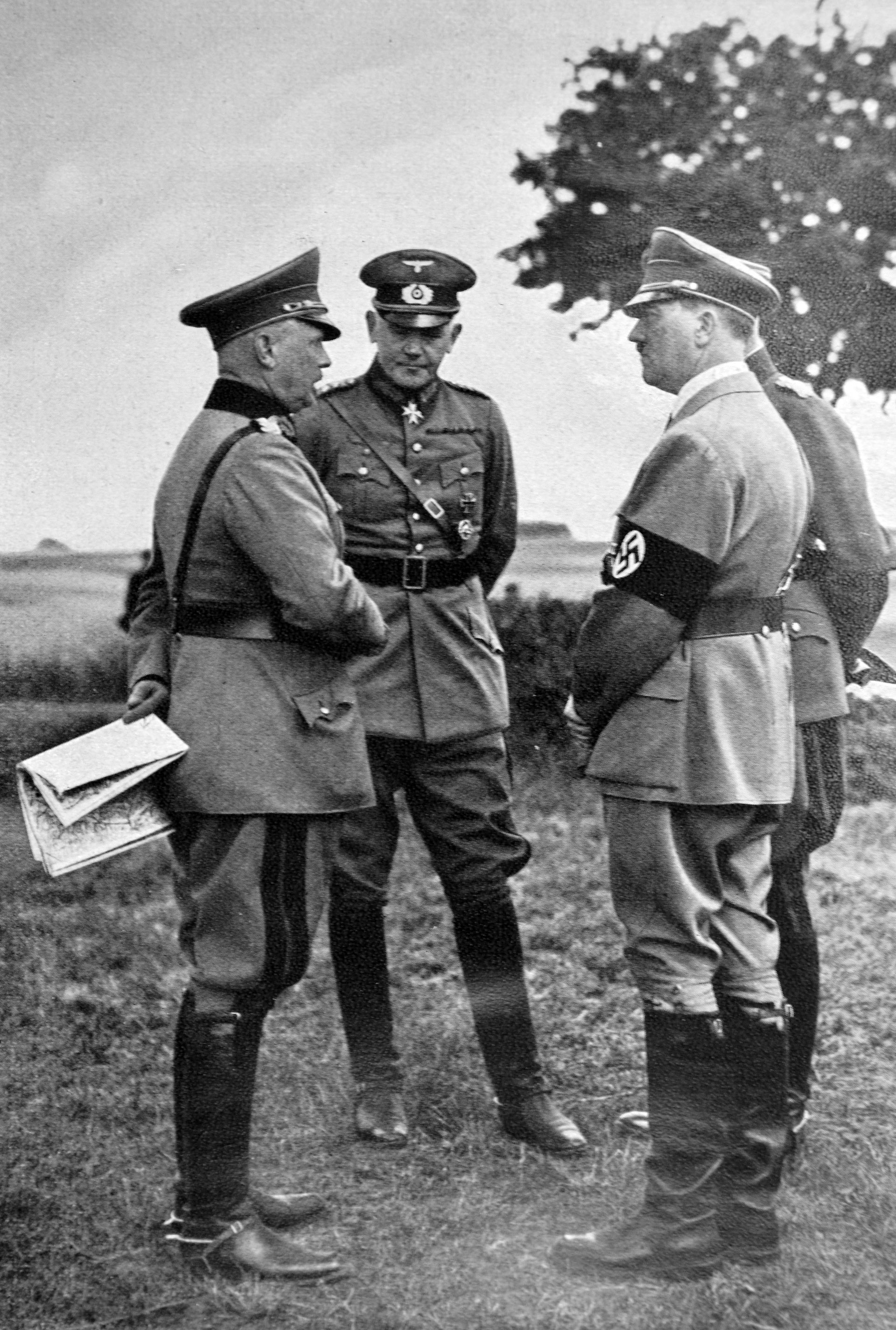 Hitler con Wener Eduard Fritz von Blomberg en 1938 durante unas maniobras militares. (Universal History Archive/Shutterstock)