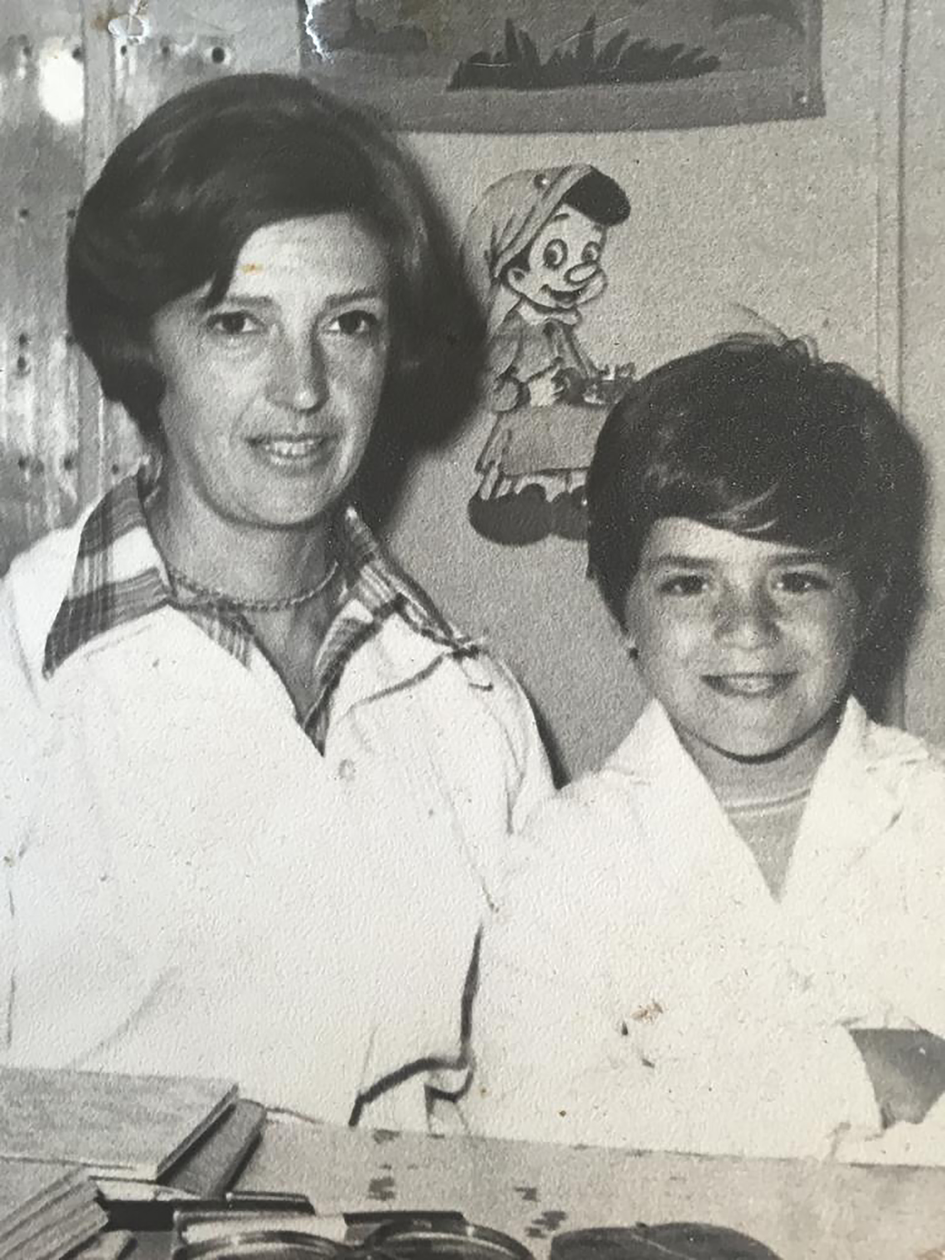 Mariano Iúdica con su maestra Adela, de 1º y 2º grado, en la Escuela Nº5 de Palomar