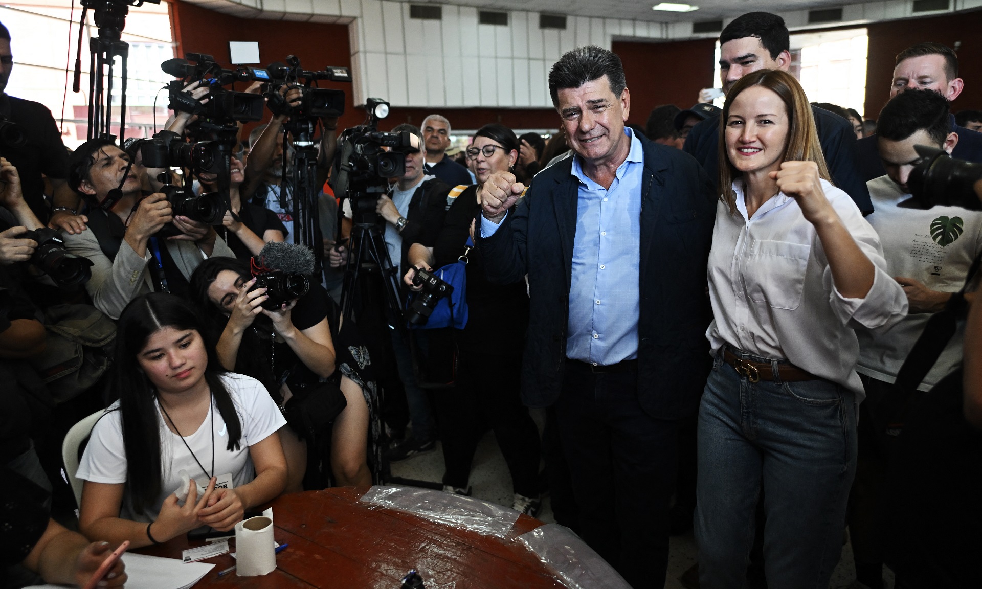 Efraín Alegre y su compañera de fórmula, Soledad Núñez, quien jugó un importante rol en su campaña (AFP)