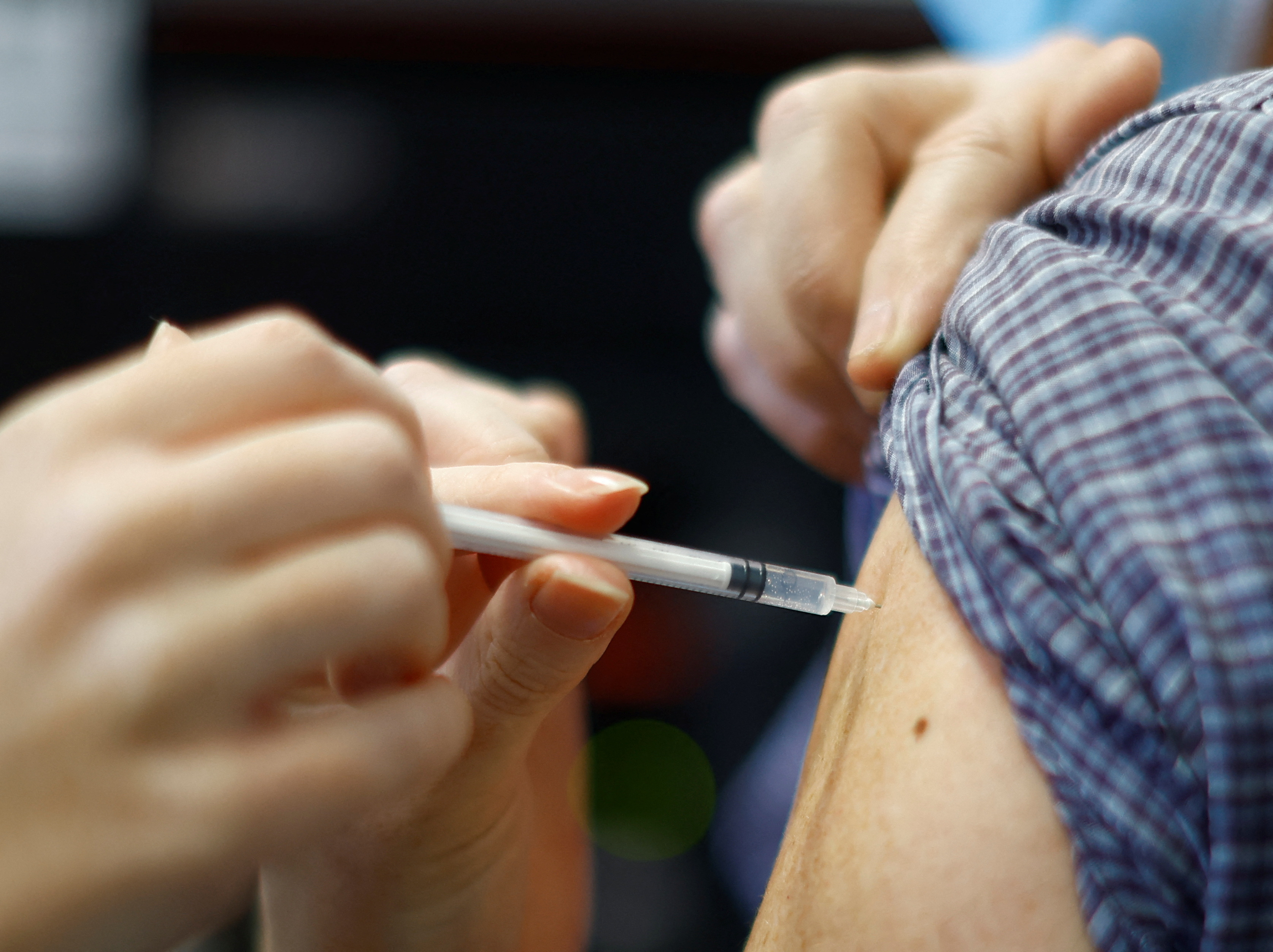 Aux États-Unis, seulement 37,5 % des personnes de plus de 65 ans ont accepté de recevoir un rappel avec un vaccin bivalent - qui inclut une protection contre l'Omicron (REUTERS/Eric Gaillard)