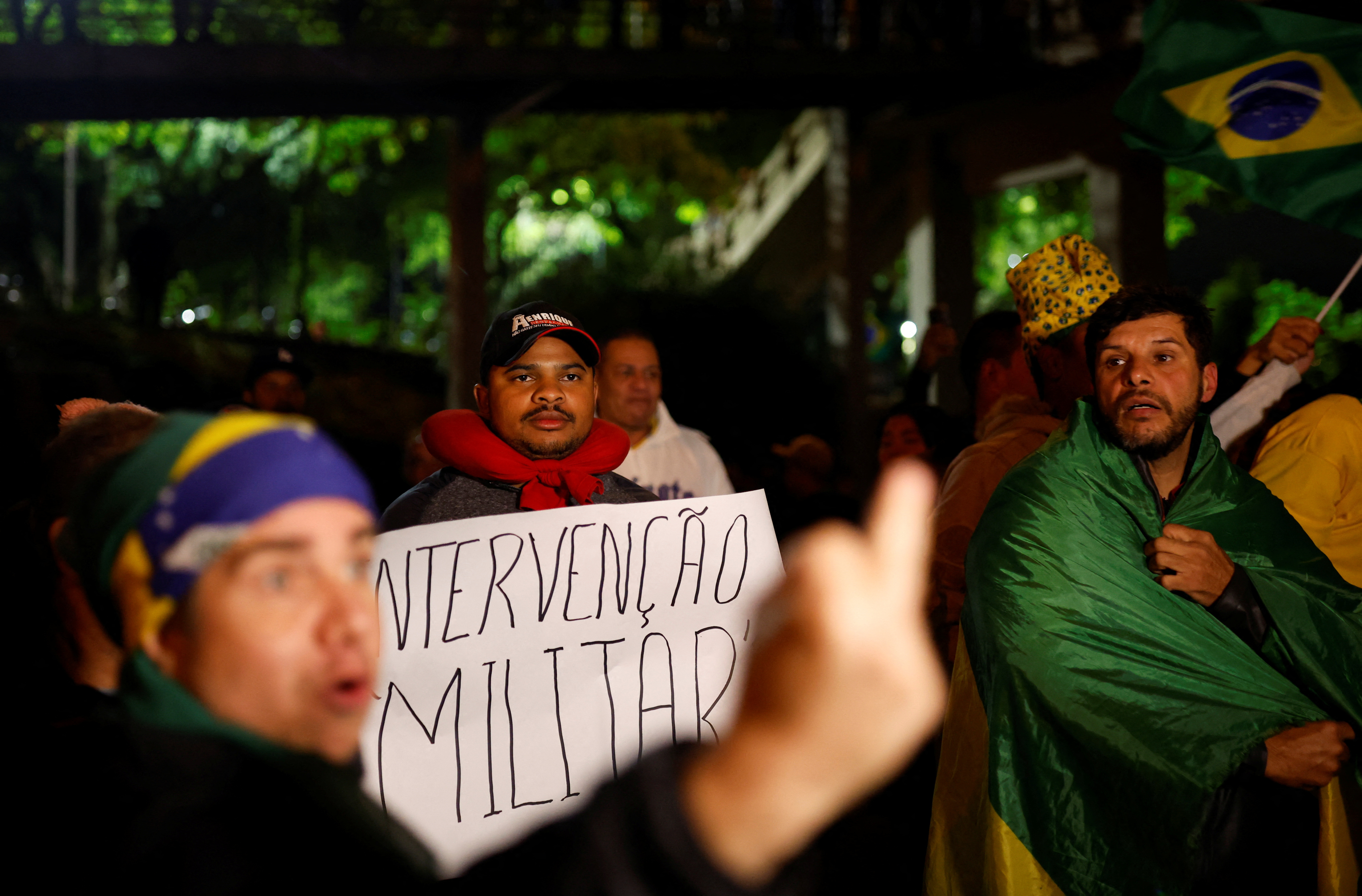 Un cartel pide una "intervención militar" para mantener a Bolsonaro en el poder (REUTERS/Amanda Perobelli)
