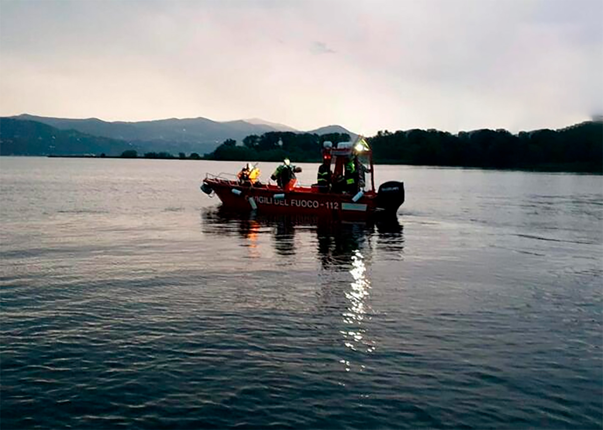 Los equipos de rescate utilizan helicópteros, barcos y buzos para buscar a los desaparecidos