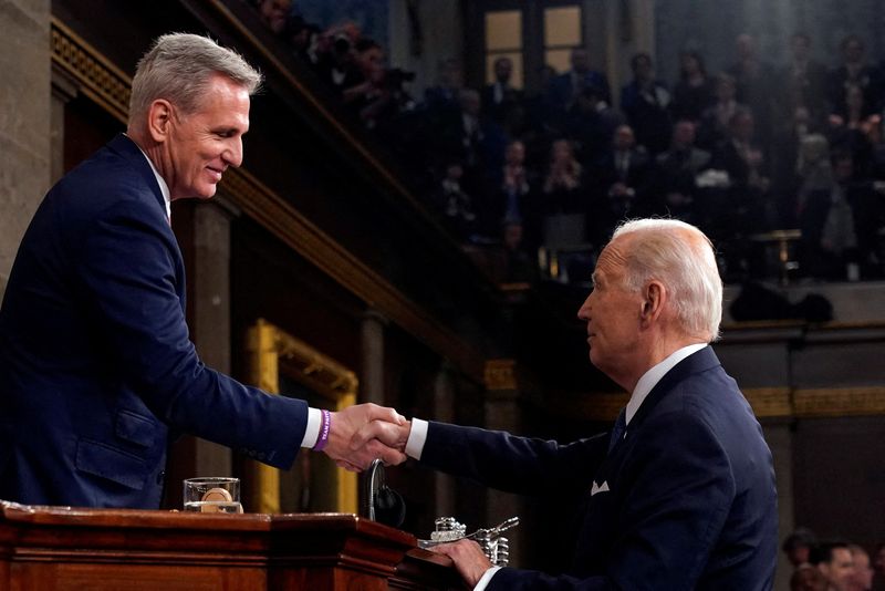 FOTO DE ARCHIVO: El presidente Joe Biden estrecha la mano del presidente de la Cámara de Representantes, Kevin McCarthy