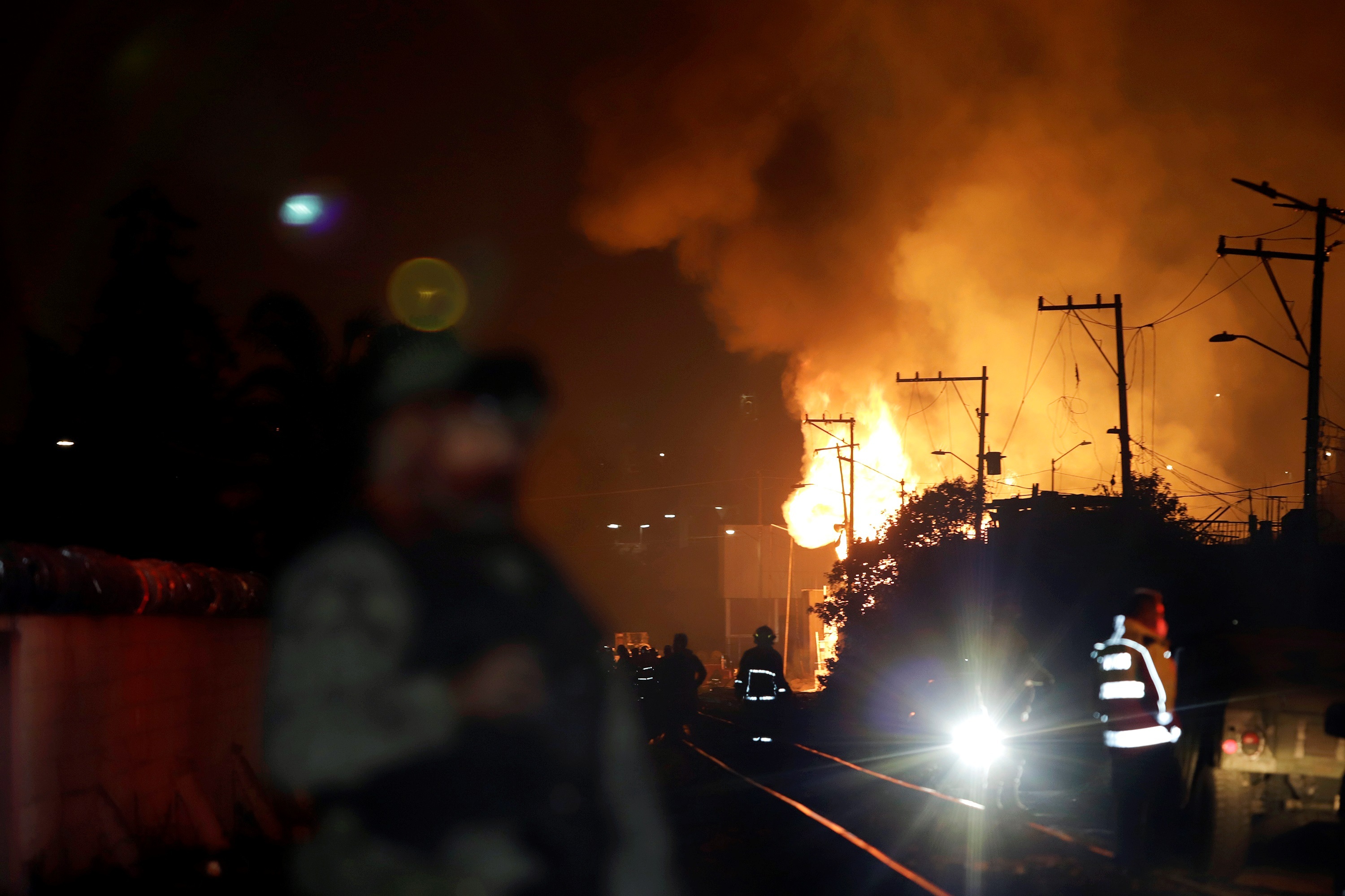 Miembros del ejército resguardan el área donde se registró una explosión e incendio en el municipio de San Pablo Xochimehuacán, en el estado de Puebla (Foto: EFE/ Hilda Ríos)

