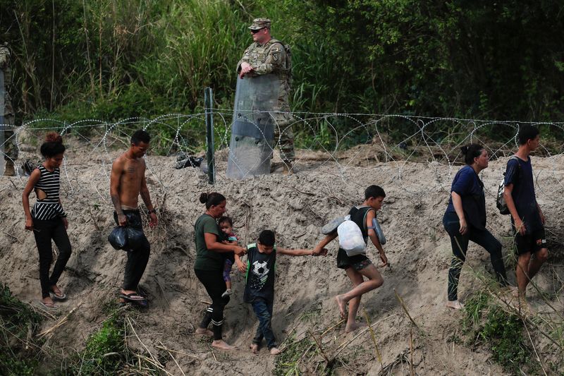 Mediante un video publicado en redes sociales y dirigido a quienes intenten cruzar de forma ilegal, el Secretario de Seguridad Nacional, Alejandro Mayorkas, expresó que “las fronteras no están abiertas”. (REUTERS)