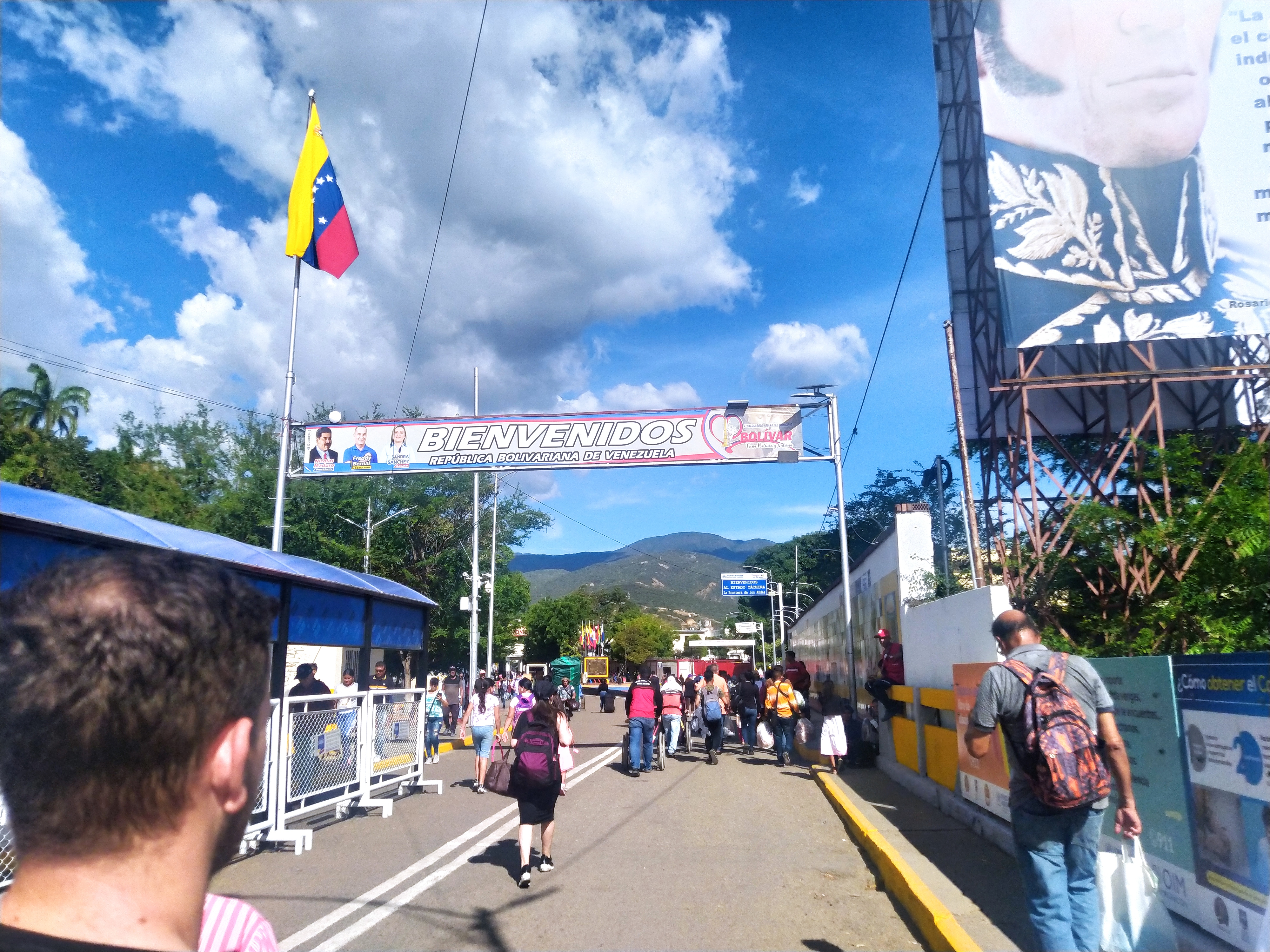 Personas cargadas con mercancías pasan la frontera hacia Venezuela a través del puente Simón Bolívar