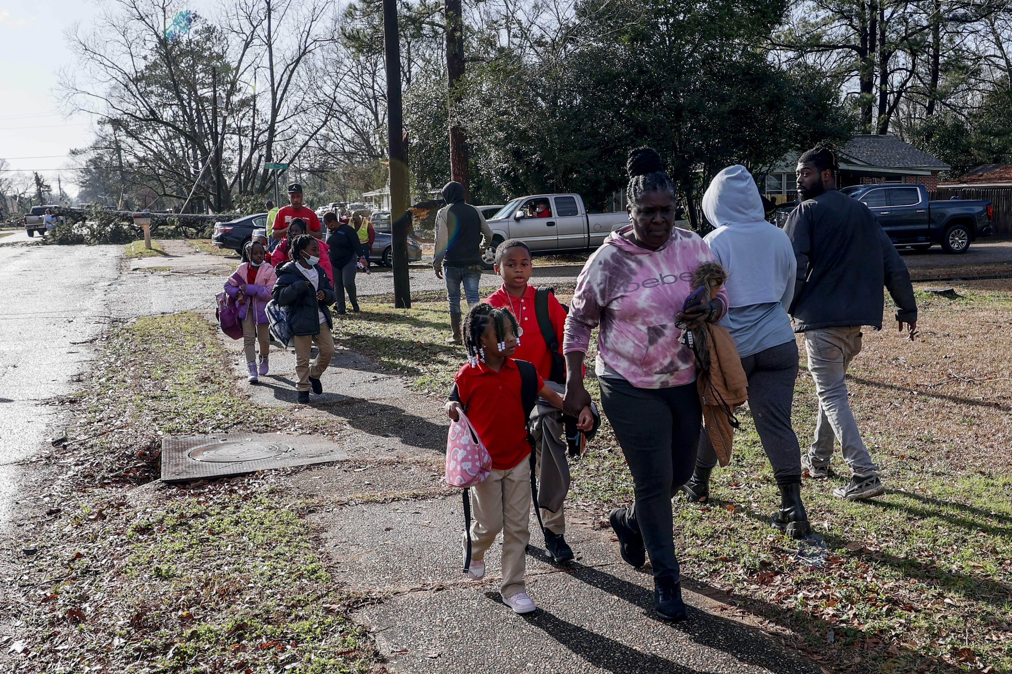 Personas caminan por las calles de Selma tras el paso de los tornados