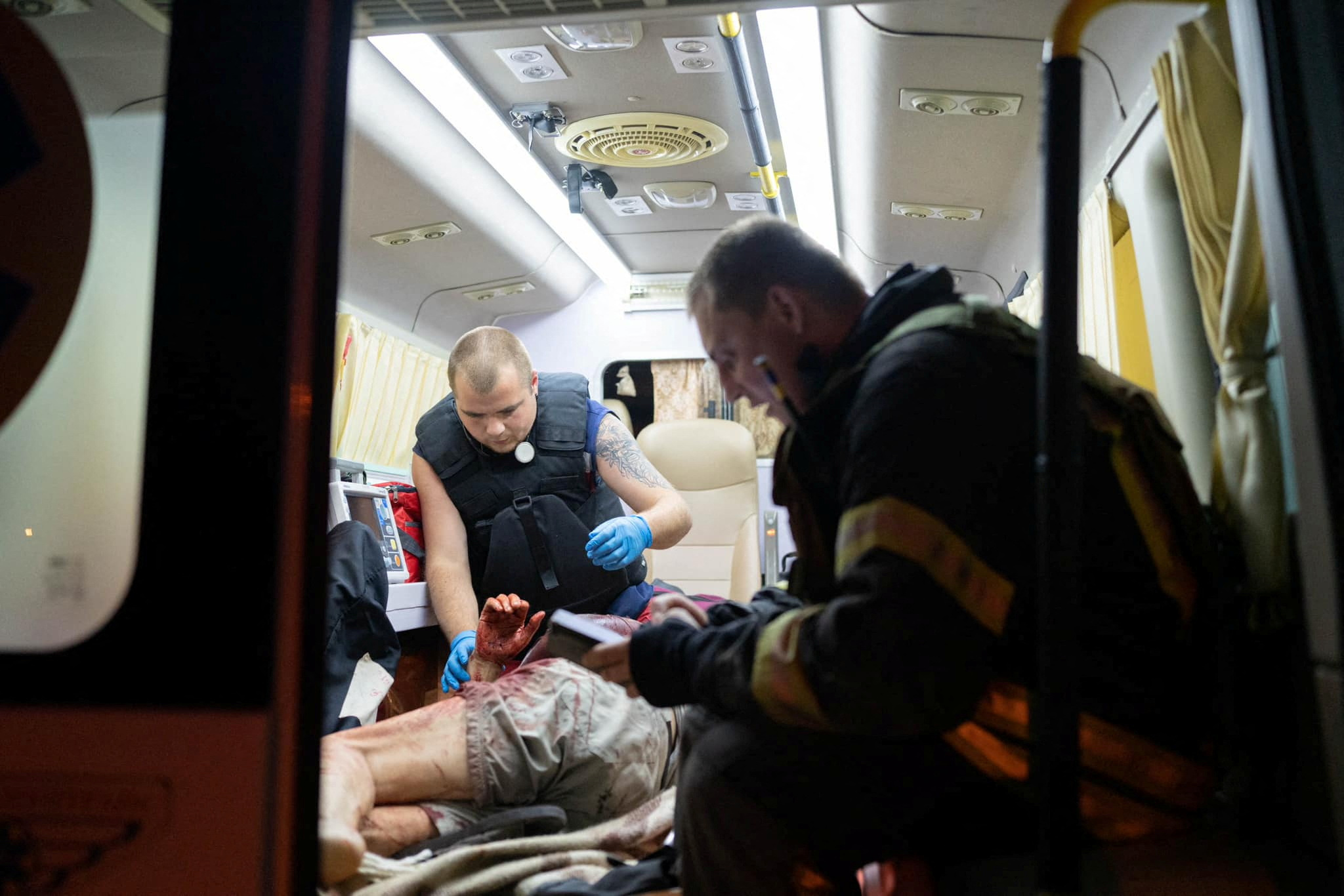 Al menos tres muertos y diez heridos dejó un nuevo bombardeo ruso contra la capital de Ucrania