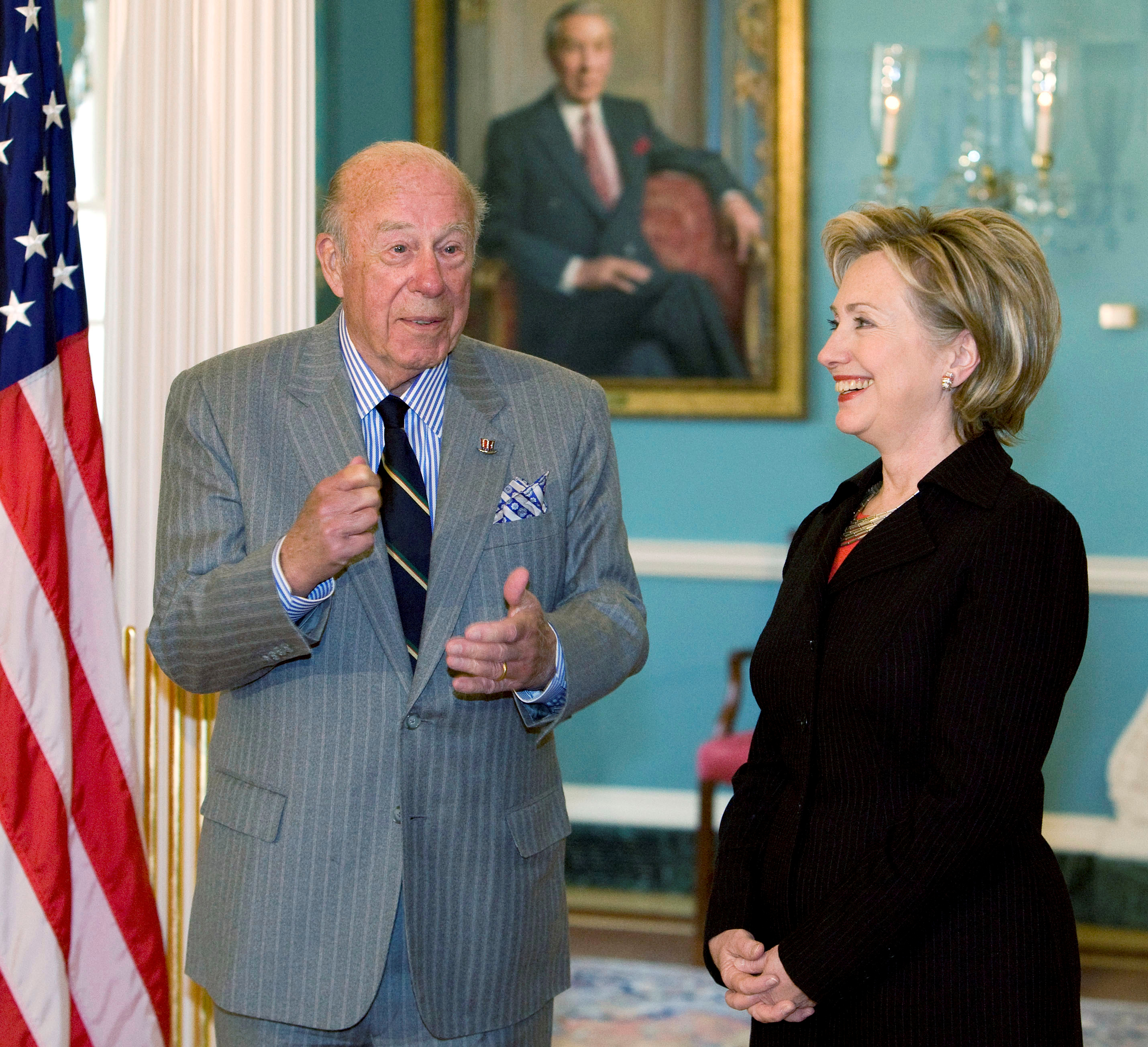 George Shutlz dialoga con Hillary Clinton en el Departamento de Estado  en 2009 (REUTERS/Larry Downing)