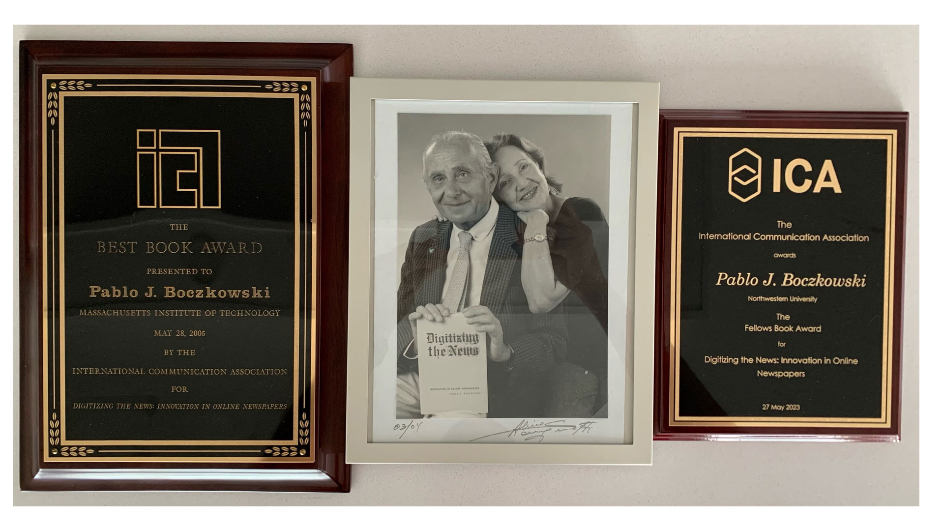 La última foto del padre de Pablo Boczkowski. Aquí, junto a su madre y el libro premiado. A los costados, los premios.