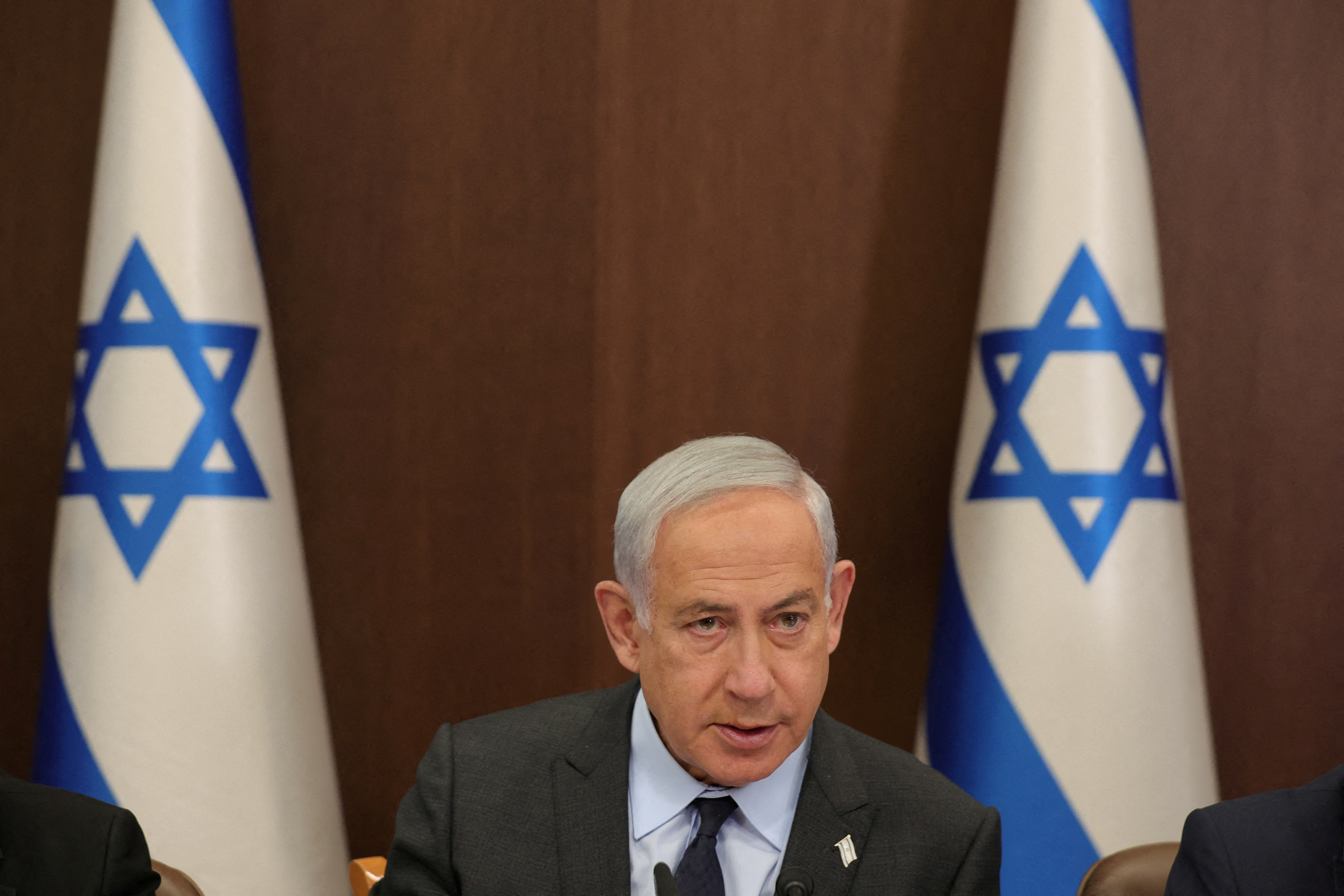 El primer ministro israelí, Benjamin Netanyahu, asiste a una reunión semanal del gabinete en la oficina del primer ministro en Jerusalén, 30 de abril de 2023. Abir Sultan/Pool vía REUTERS/Archivo